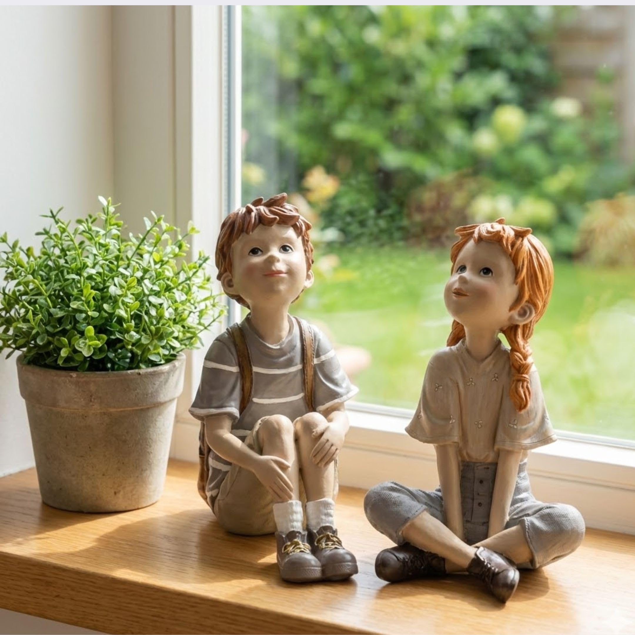 Storm's Gartenzaubereien 2er Set Dekofiguren Kinder sitzend Junge - Mädchen - Liebevolle Innendeko für Regal, Fensterbank - Vitrine - Nostalgische Geschwister Figuren aus Polyresin - Höhe bis 25cm