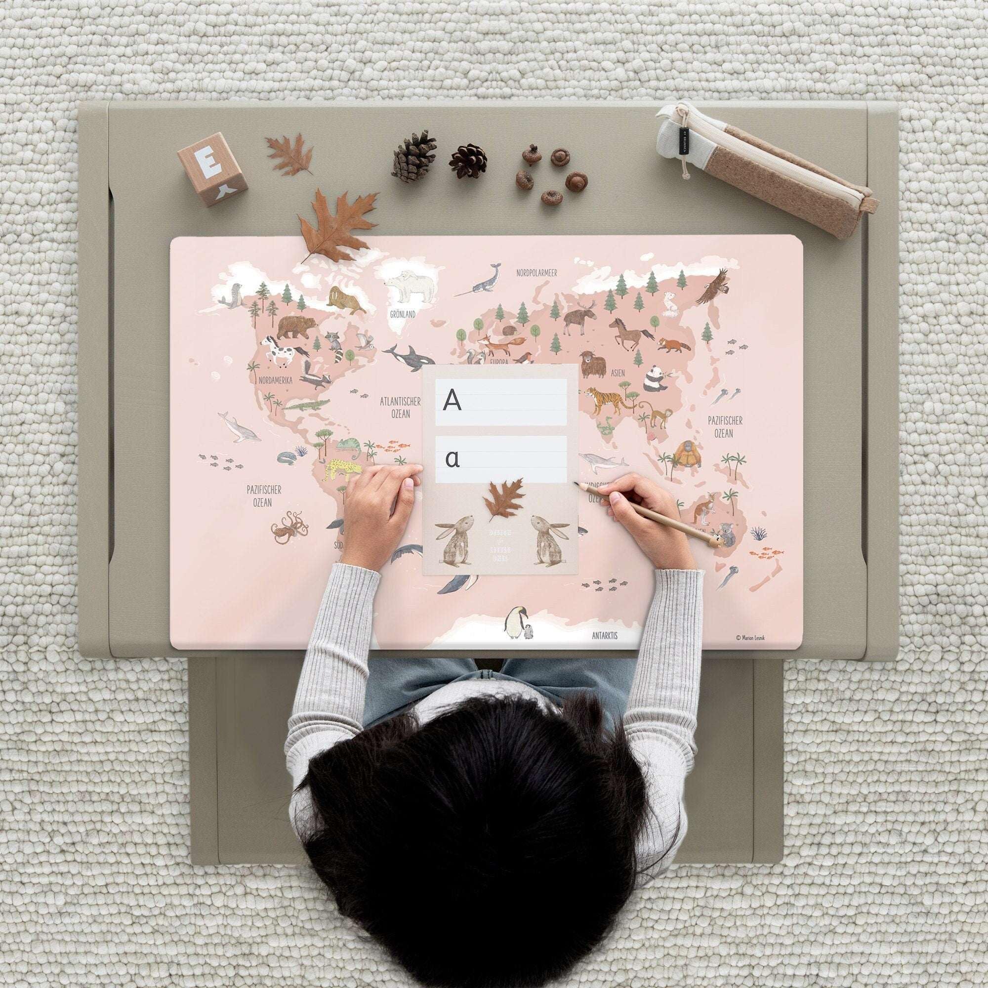 Sous-main pour enfants Carte du monde animaux rose français 60 x 40 cm vinyle