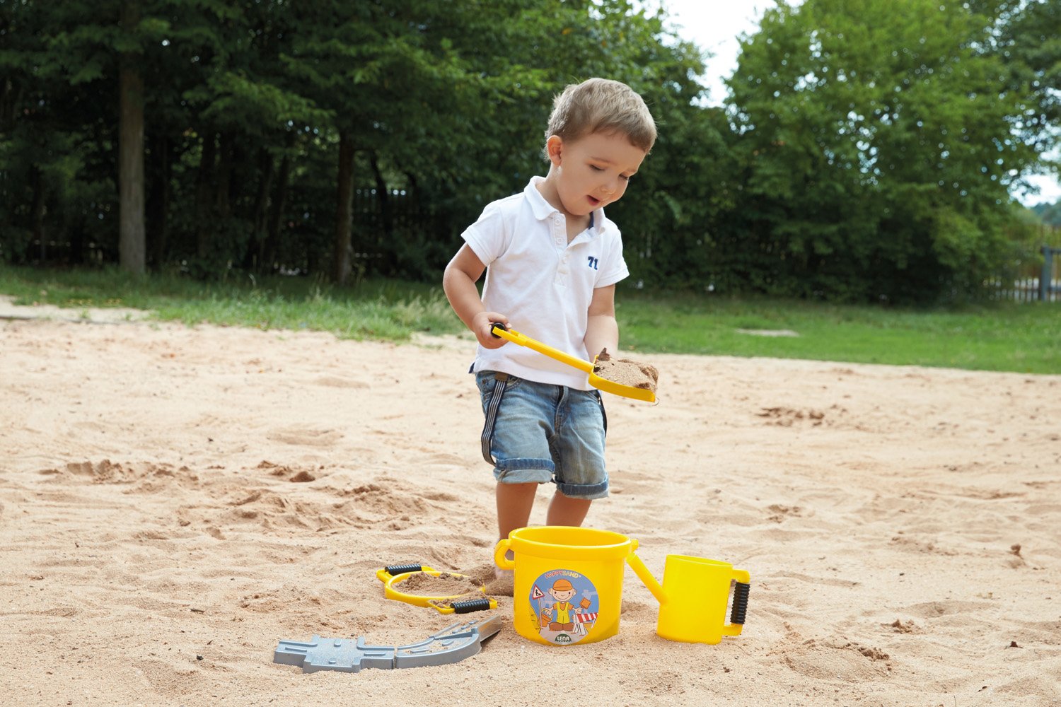 Lena 5440 Happy Sand zestaw do zabawy, 7-częściowy, zestaw zabawek piaskowych dla dzieci od 2 lat, zestaw do zabawy z wiaderkiem, sitkiem, 3 foremki do budowy ulicznej, duża szufla do piasku i dzbanek olejny, pomarańczowy, żółty i szary