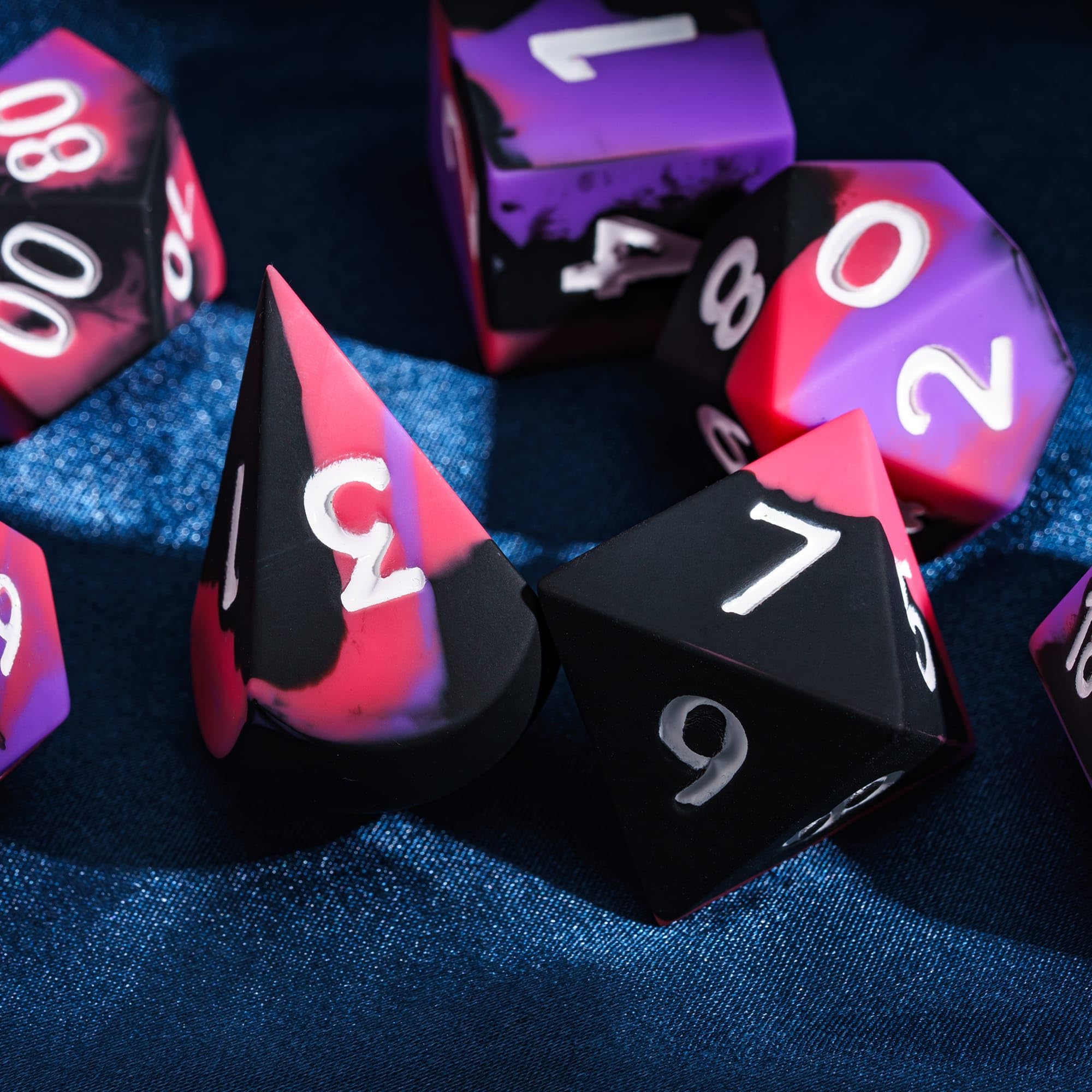 Set di 7 dadi jumbo in silicone per DND, 25 mm, con bordi rotondi, morbidi e perfetti, per giochi di ruolo di D&D, bar, pub, club, aule, feste (viola, nero, rosso)