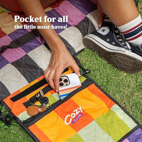 Miniatura 6 de Cozy Club Manta de picnic impermeable plegable al aire libre con bolsillo, estacas y correa para el hombro A prueba de arena, duradera y portátil