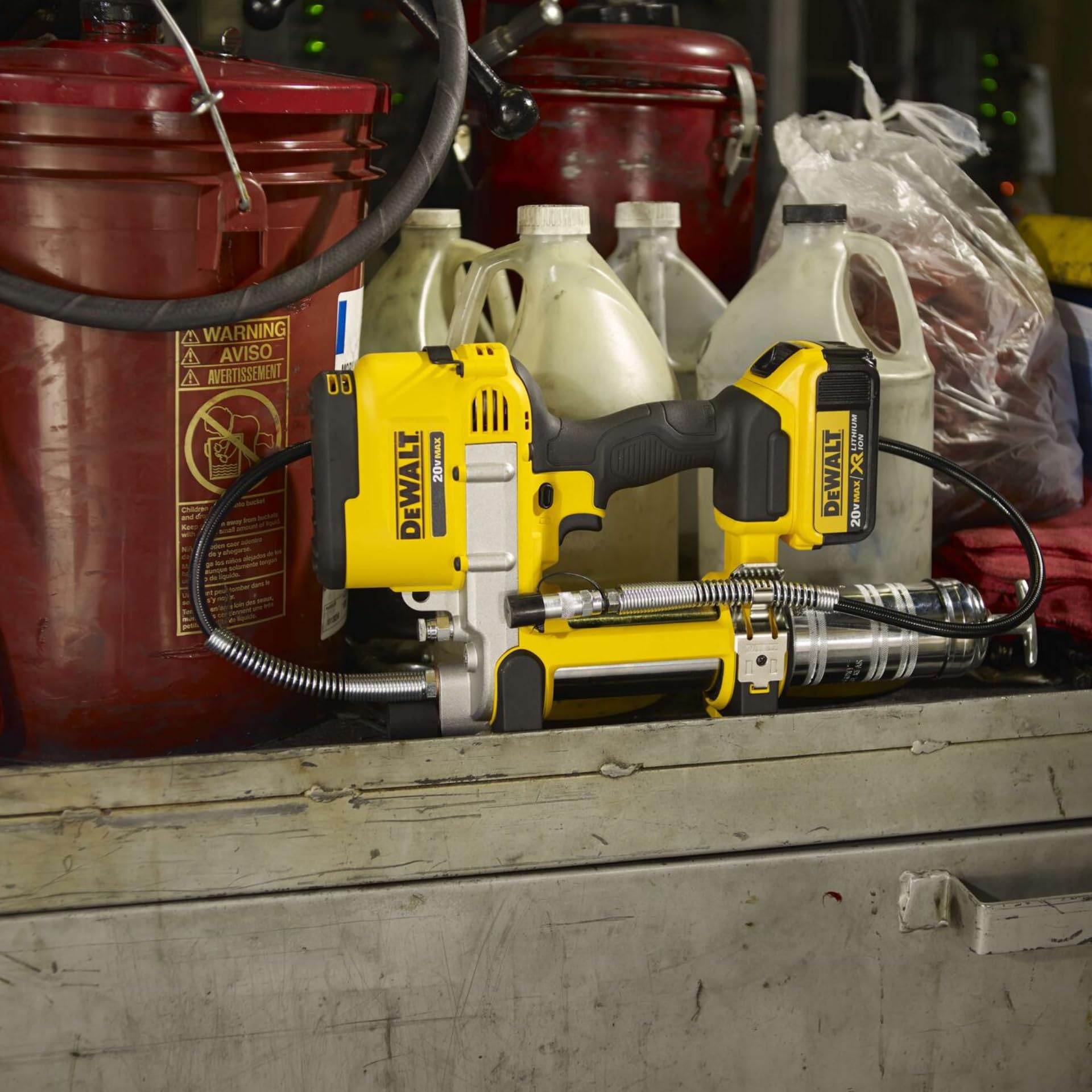DEWALT DCGG571M1-QW - Pistola Engrasadora a Batería XR 18V 4Ah Li-Ion, Inalámbrica, Batería Incluida, Cargador Multivoltaje, Correa para el Hombro y Maletín TSTAK