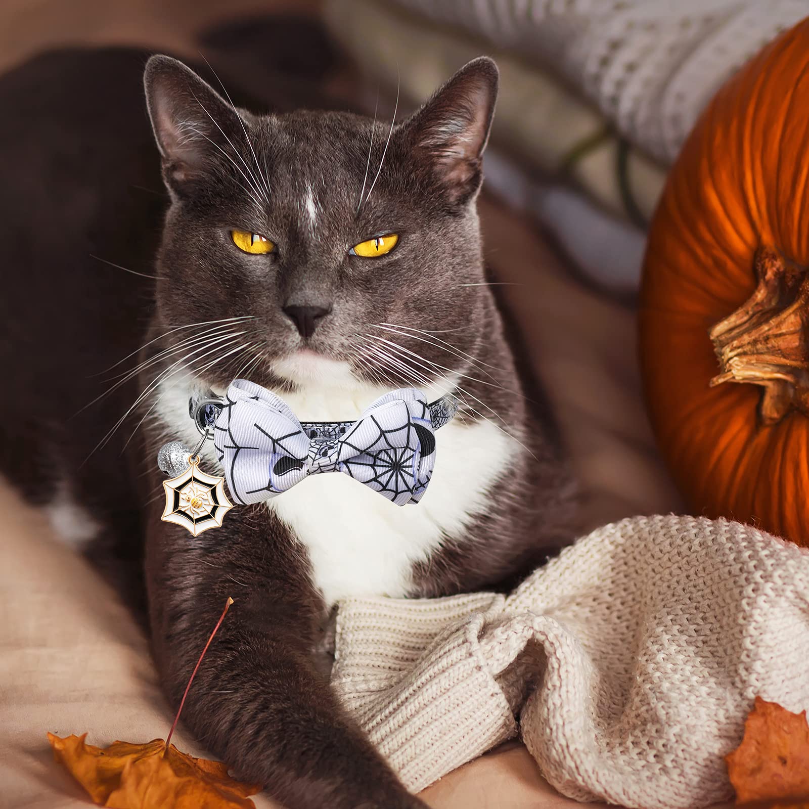 LLHK Halloween-Katzenhalsband mit Fliege und Glöckchen, Breakaway-Kätzchen-Halsband für Mädchen, Jungen, Katzen, verstellbar, 17,8–30,5 cm, für Kätzchen, ausgewachsene Katzen, Haustierbedarf, 4 Stück