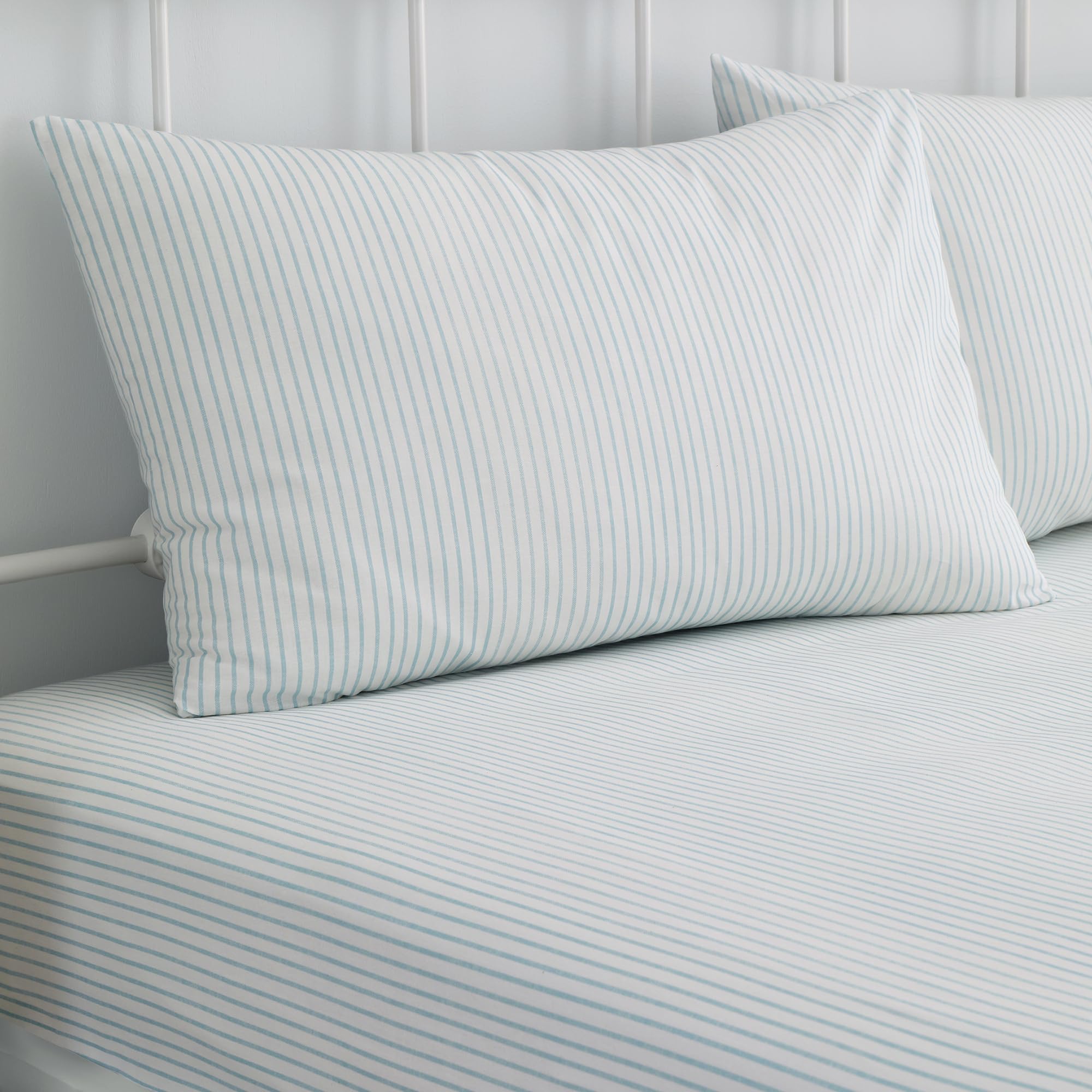 Dreams & Drapes - Blue Pinstripe Super King Fitted Sheet (200 x 180 x 28cm) - Luxury Polycotton Bed Sheet - Matching Duvet Cover Available - White Bed Sheet with Blue Stripes