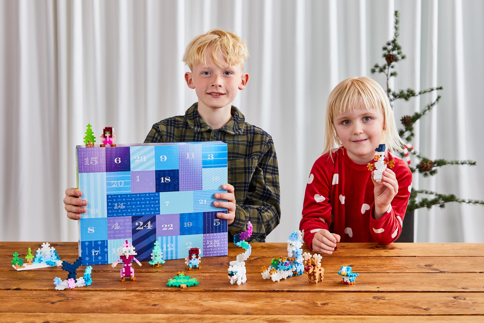Plus Plus - Adventskalender mit 25 Überraschungen – Bauspiel für Kinder – kreatives Weihnachtsabenteuer mit Anleitung – ca. 600 Teile – für Mädchen und Jungen ab 5 Jahren