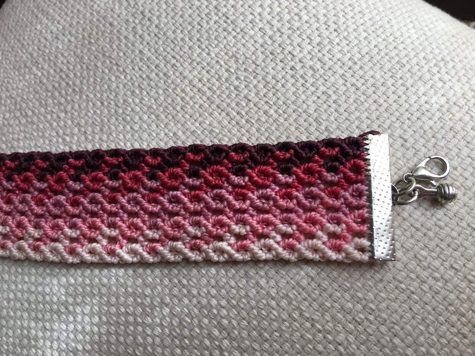Pulsera macramé rosa ochos hecha a mano con hilo encerado de calidad en 5 tonos Mide aproximadamente 17 cm. de largo y 3 cm. de ancho. Cierre y adorno colgante