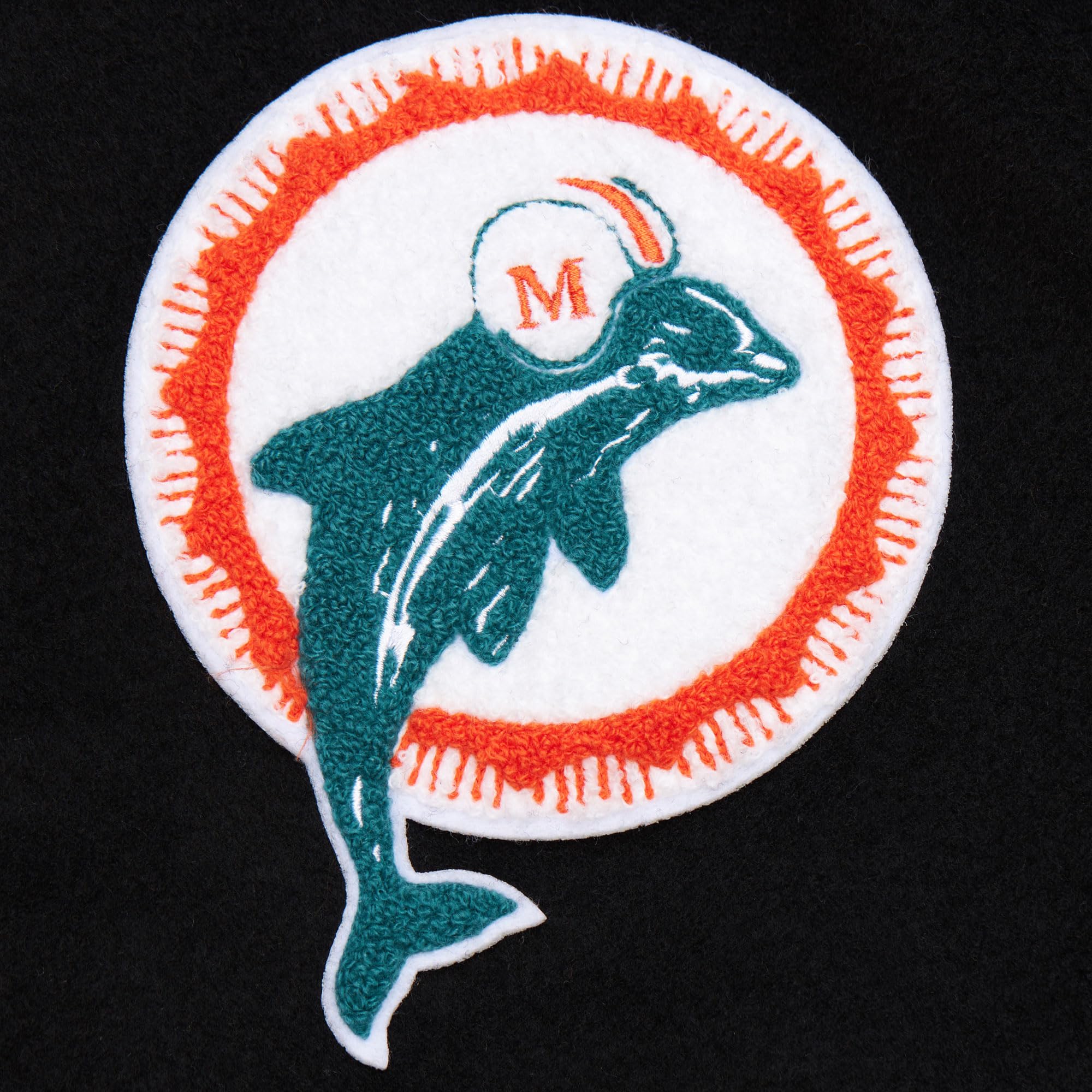 Mitchell & Ness NFL Blackout Retro Chaqueta universitaria | Mezcla de lana y poliéster | Mangas de PU | Parches y bordados AUZAVE210MSFen el pecho y las mangas | Puños acanalados en cuello