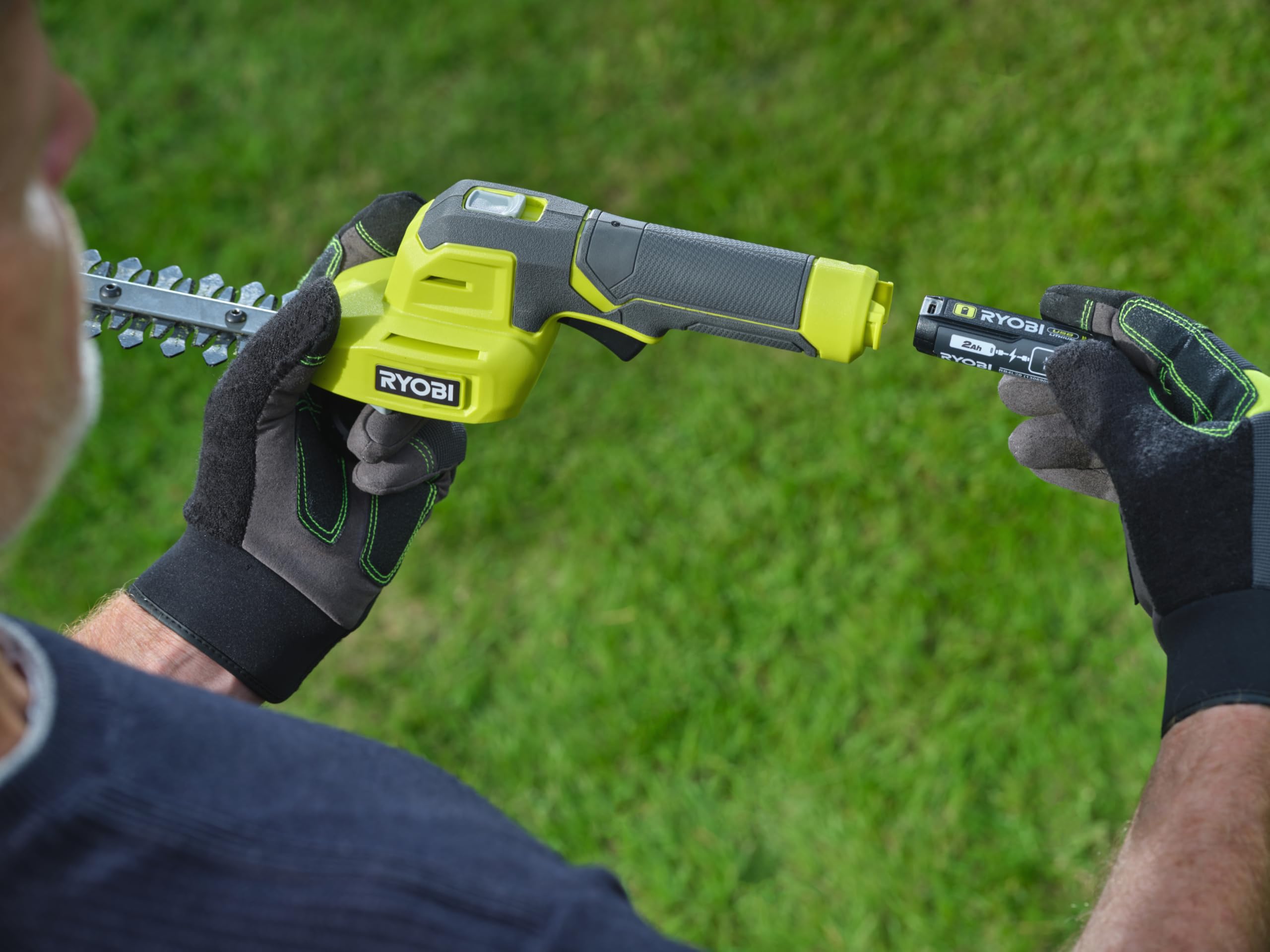 RYOBI Cisaille à Gazon et Sculpteur de Végétaux 4V USB Lithium RY4CGSA-120 – Taille Buis, Bordures, Topiaires et Petits Arbustes, Lames Interchangeables, Batterie 2,0 Ah USB-C Incluse