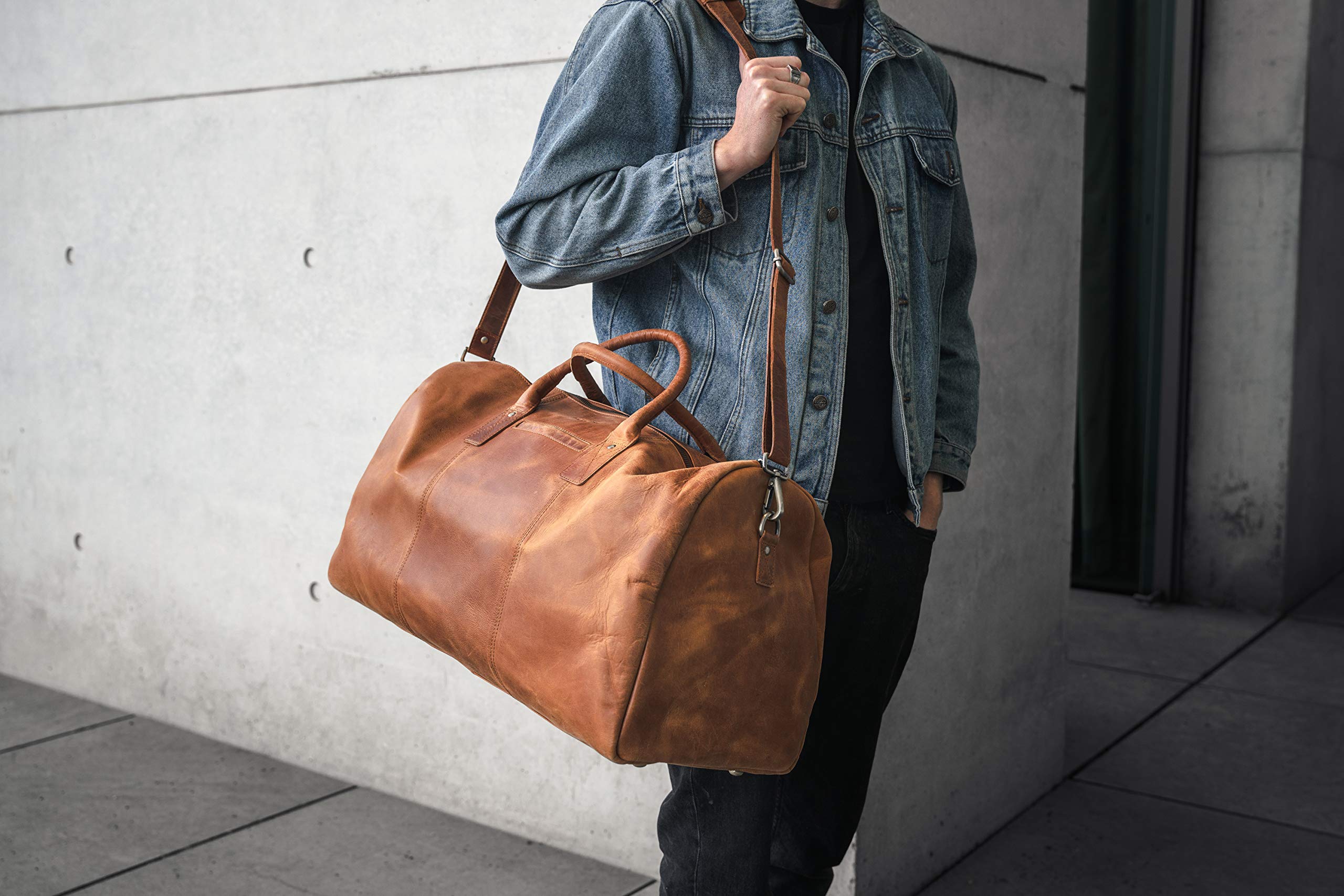 HOLZRICHTER Berlin - Weekender aus Leder für Herren (No 13-1), Reisetasche 31x56x26 cm, Handgefertigte Echtleder Umhängetasche mit Schultergurt, für Handgepäck, in Schwarz und Braun