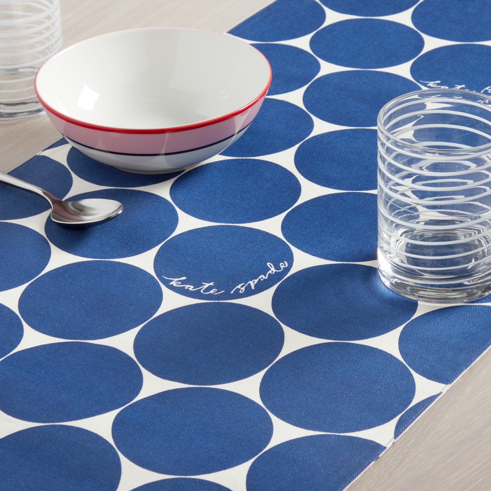 KATE SPADE NEW YORK in The Loop & Joy Doppelseitiger Tischläufer, 100 % Baumwolle, maschinenwaschbar, cremefarben/Marineblau, 38,1 x 182,9 cm