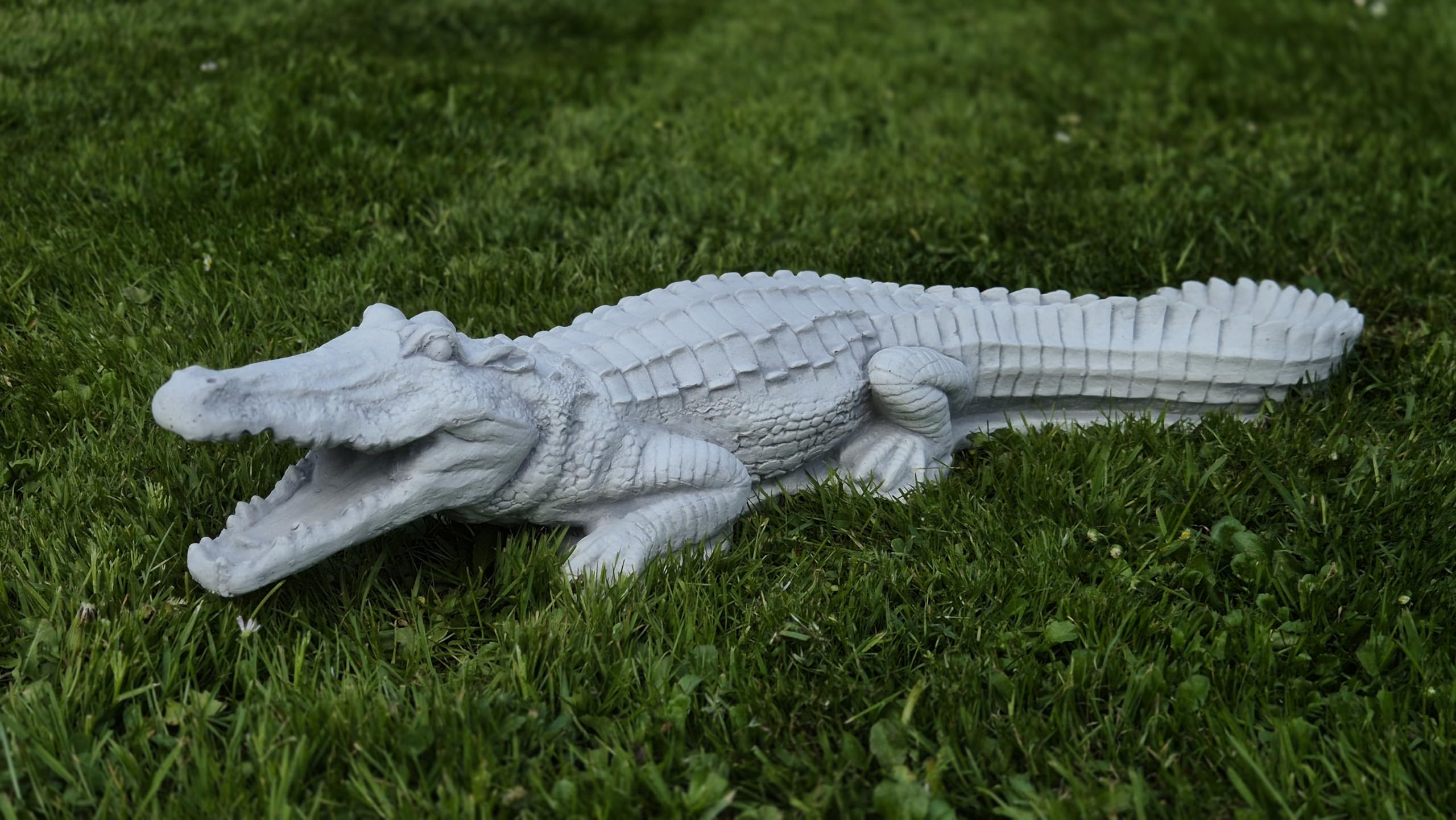 FABRIQ Crocodile 68 cm – 10 kg – Statue en pierre artificielle grise – Décoration de jardin résistante au gel – Statue animalière massive