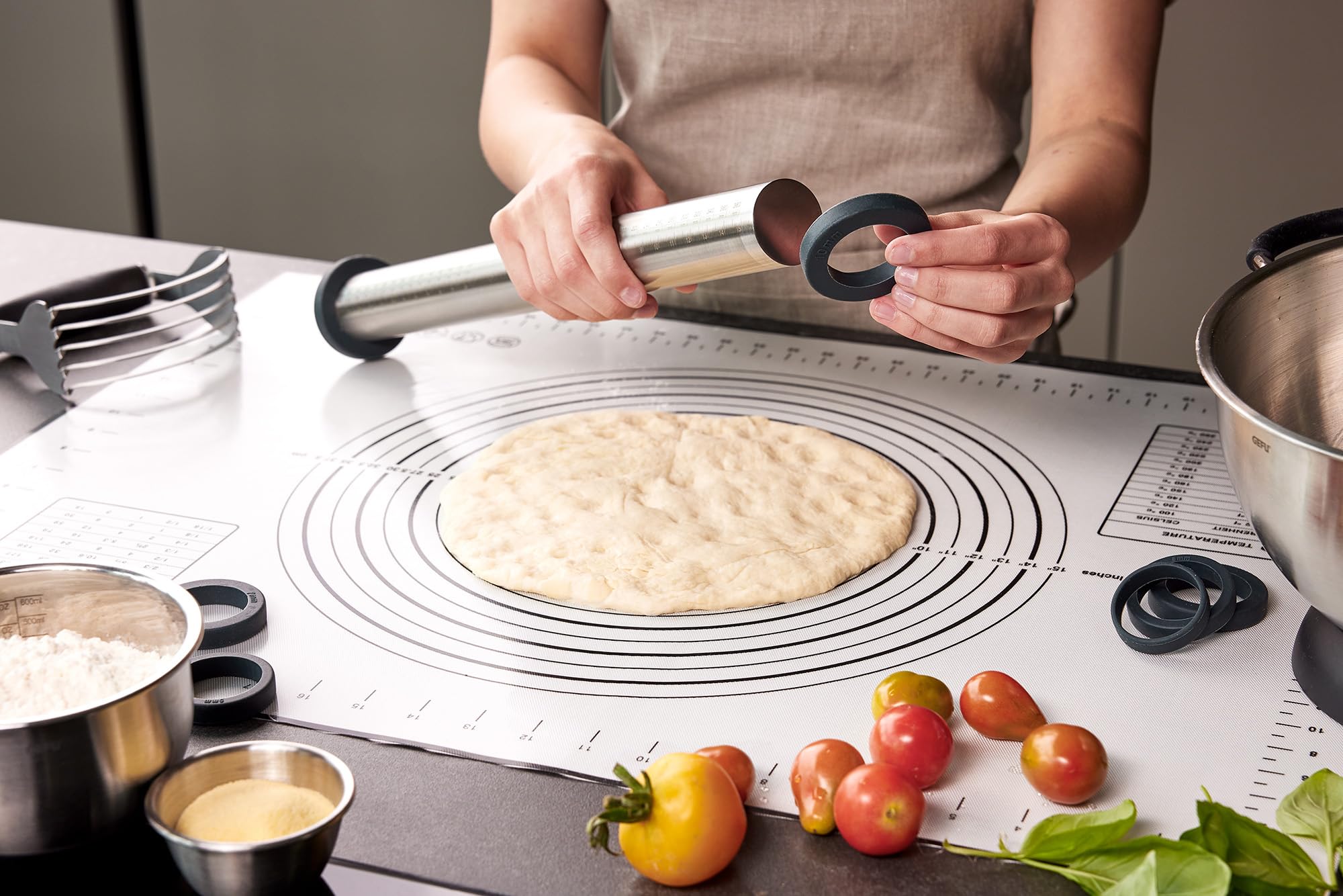 GEFU 2er Set Nudelholz REGO & Silikon Backmatte PAD - Edelstahl Teigroller | Einstellbare Dicke 0-10 mm, Antihaft-Silikonunterlage mit Skala, ideal für Pizza, Pasta und Kuchen, spülmaschinengeeignet
