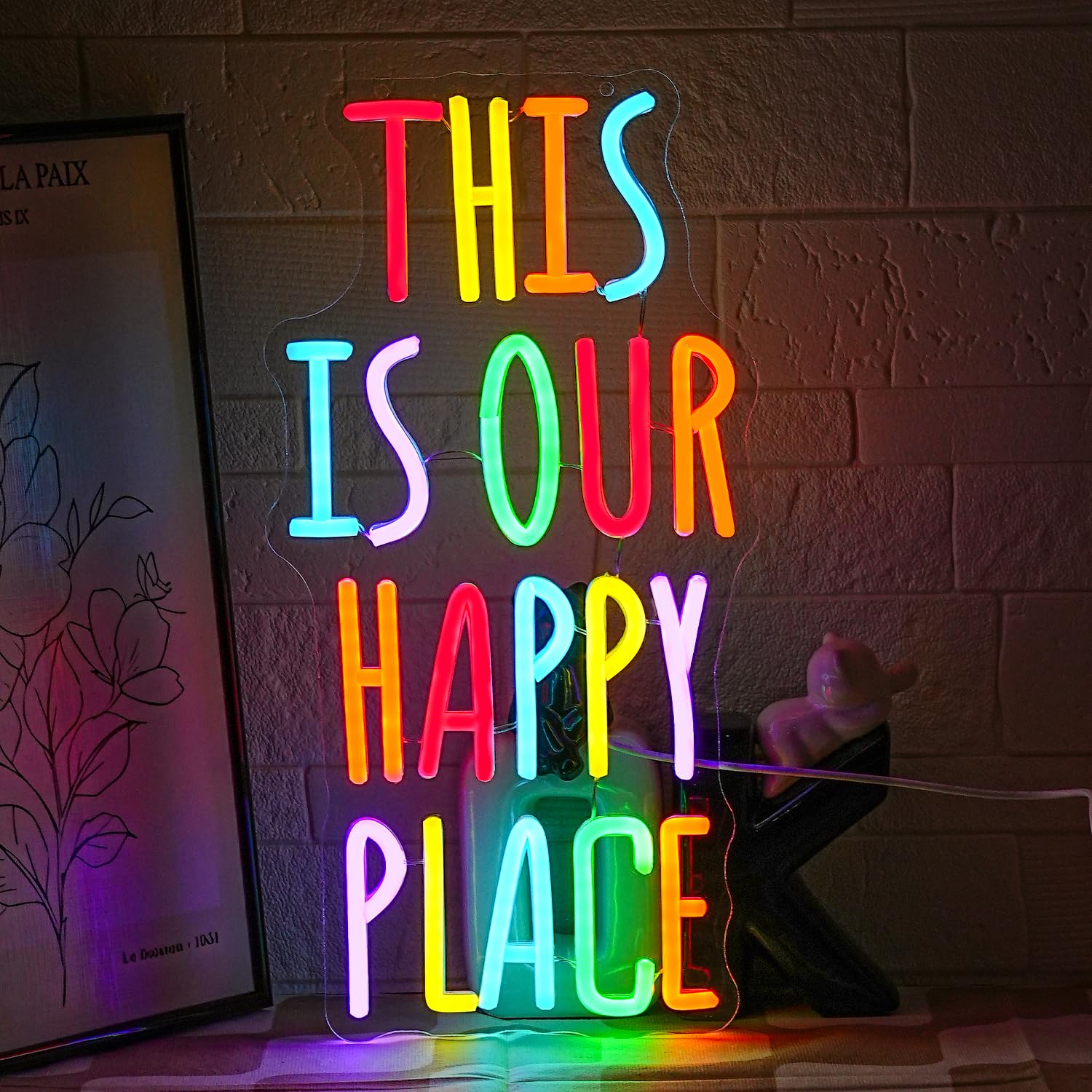 LMSIGNLY Dies ist unser glücklicher Platz Neon Zeichen für Wanddekoration Bunte Buchstaben Neon Licht Motivative Worte LED Neon Licht für Klassenzimmer Wohnzimmer Home Housewarming Dekoration