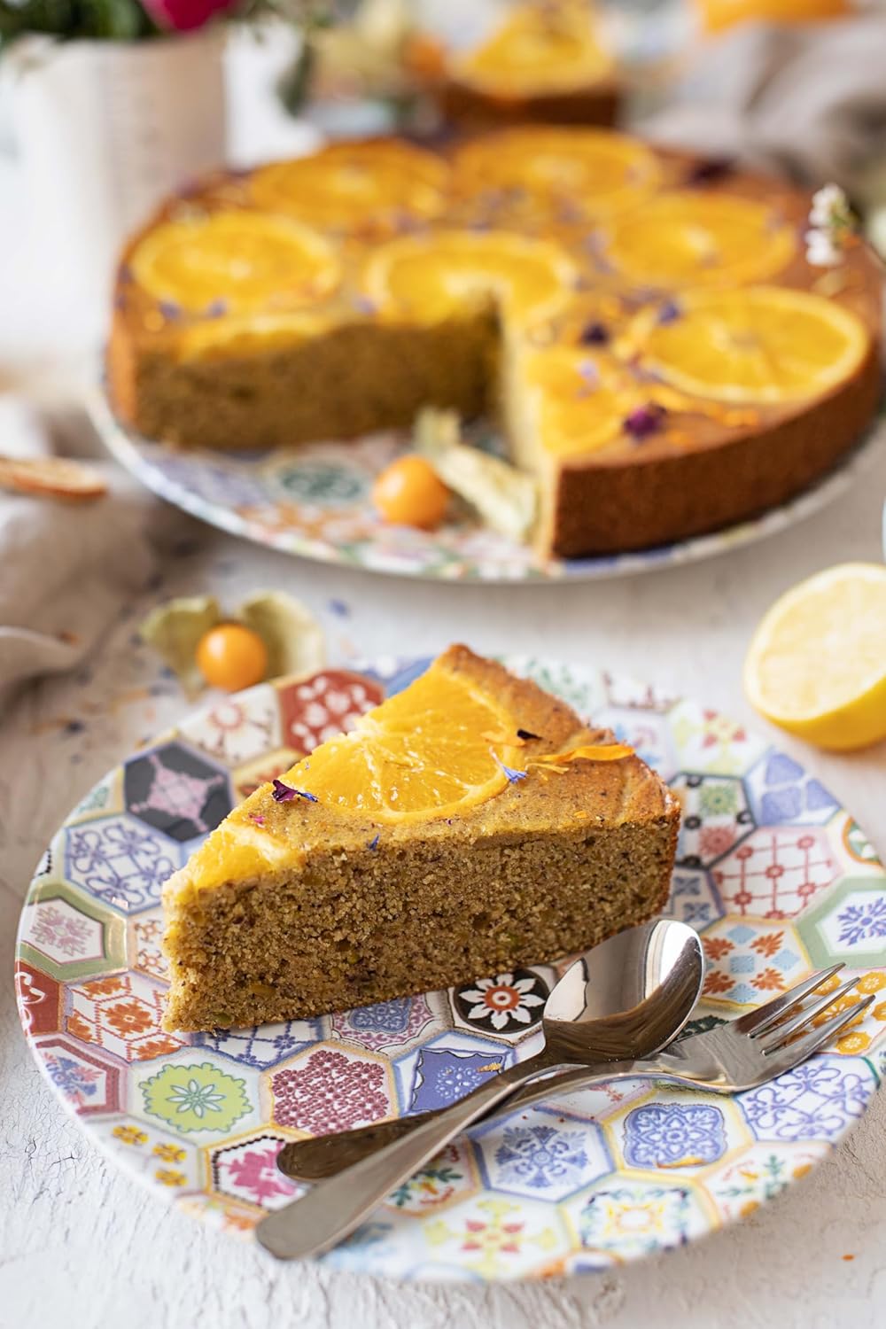 MÄSER Amarite Series, Large Round Charger Plates with Special Tile Decoration, Set of 4, Ideal as Pizza Plates, Serving Plates and Decorative Plates, 4 Jumbo Plates Made of High-Quality Ceramic