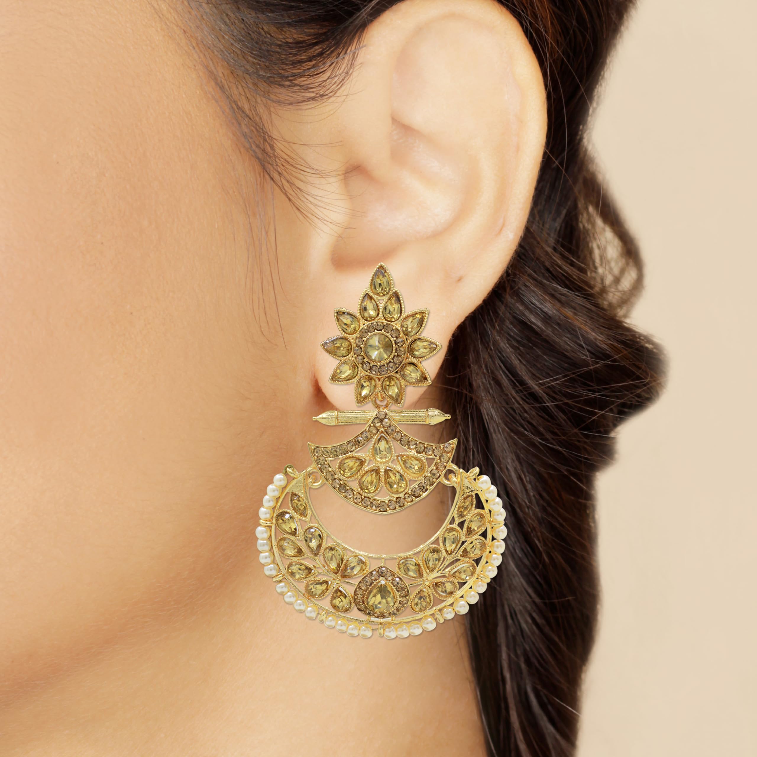 Samyuktha Orecchini tradizionali placcati in oro con design floreale e Maangtikka racchiusi con finto kundan e perle, set di gioielli in oro, metallo, senza pietre preziose, Metallo, Nessuna pietra
