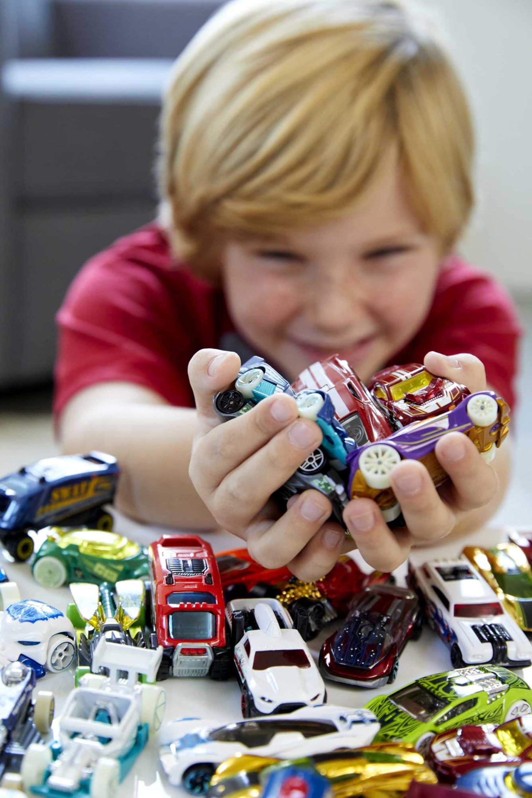 Hot Wheels Samochodziki, Zestaw 50 zabawkowych pojazdów w skali 1:64, Pojedynczo zapakowane, odpowiednie na drobne upominki lub do kolekcji Hot Wheels, V6697
