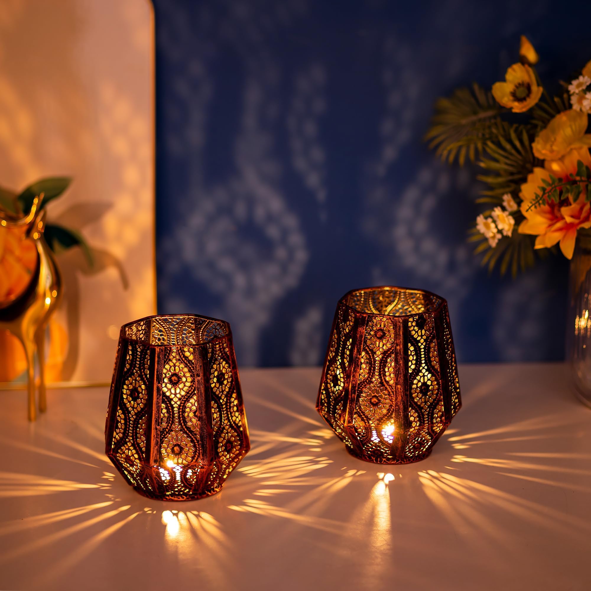 Romadedi Lanterne marocchine dorate, set di 2 lanterne decorative in metallo per candele a colonna, Natale, Ramadan, Halloween, giardino all'aperto