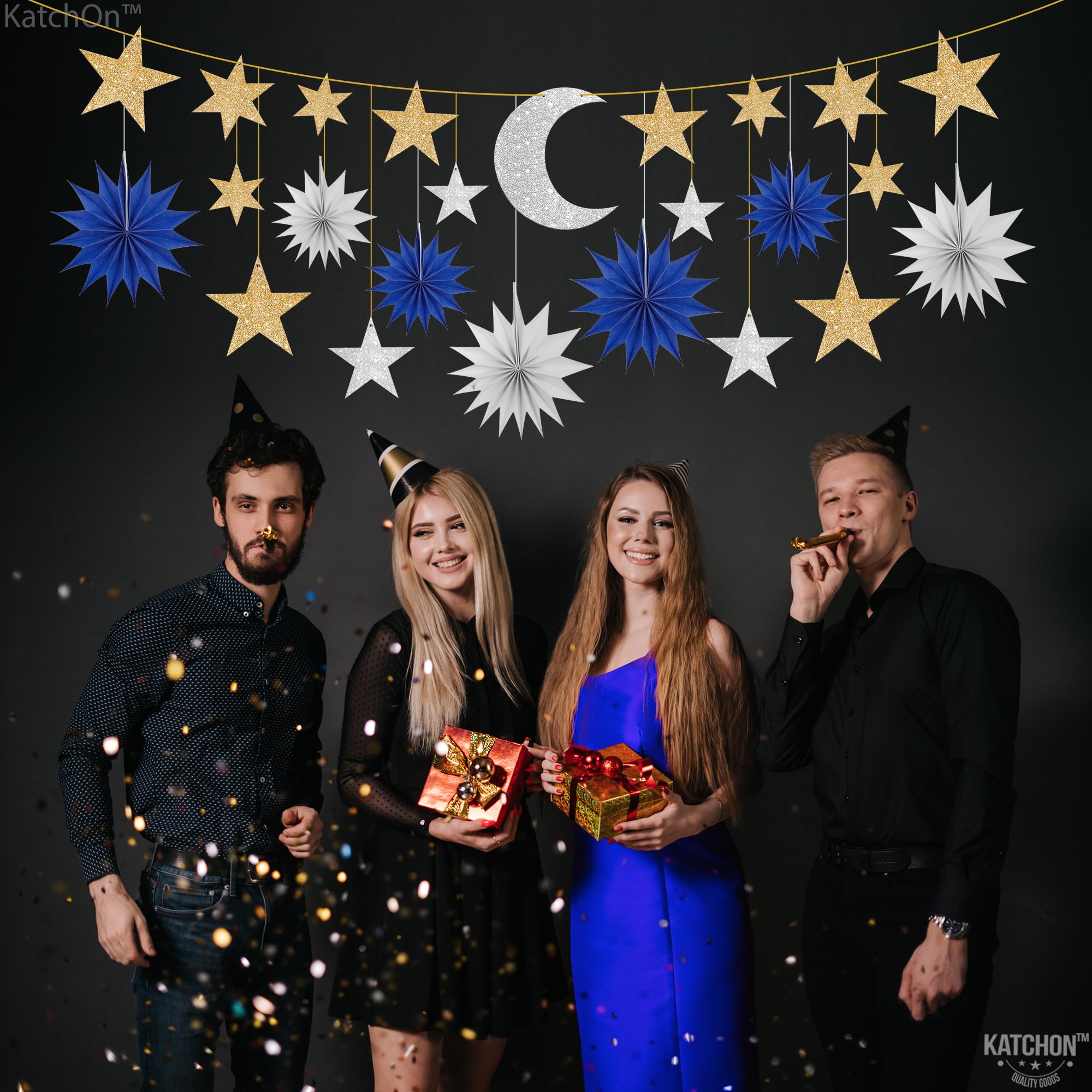KatchOn, Suministros de fiesta de Año Nuevo 2025 – Paquete de 4 | Pancarta premontada, Feliz Año Nuevo | Abanicos de papel con estrella dorada y pancarta de luna para decoraciones de Feliz Año Nuevo