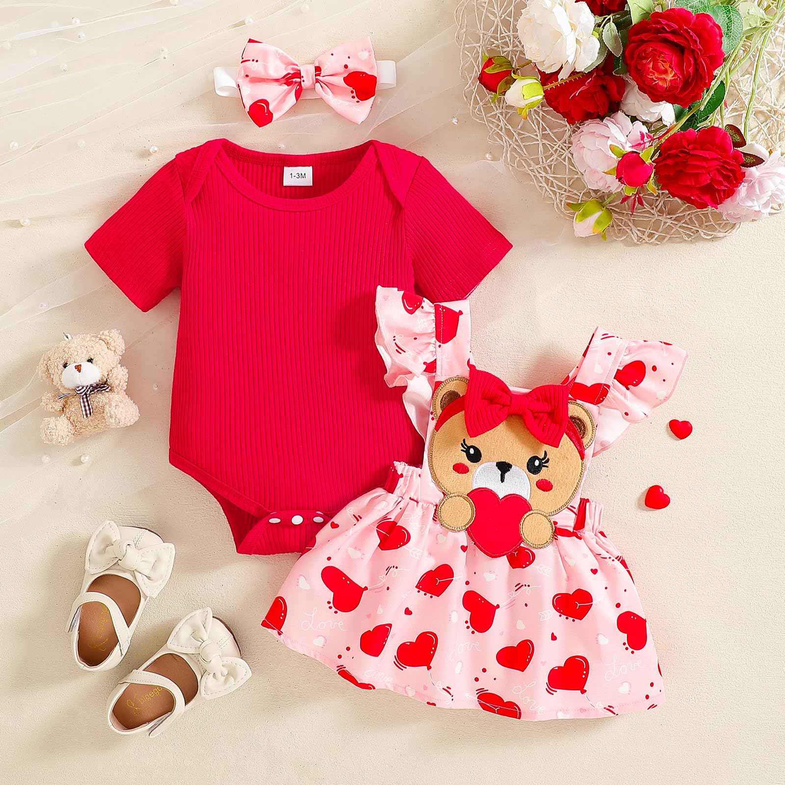 Conjunto de mameluco de manga corta acanalada con falda con tirantes y babero y diadema, 3 piezas