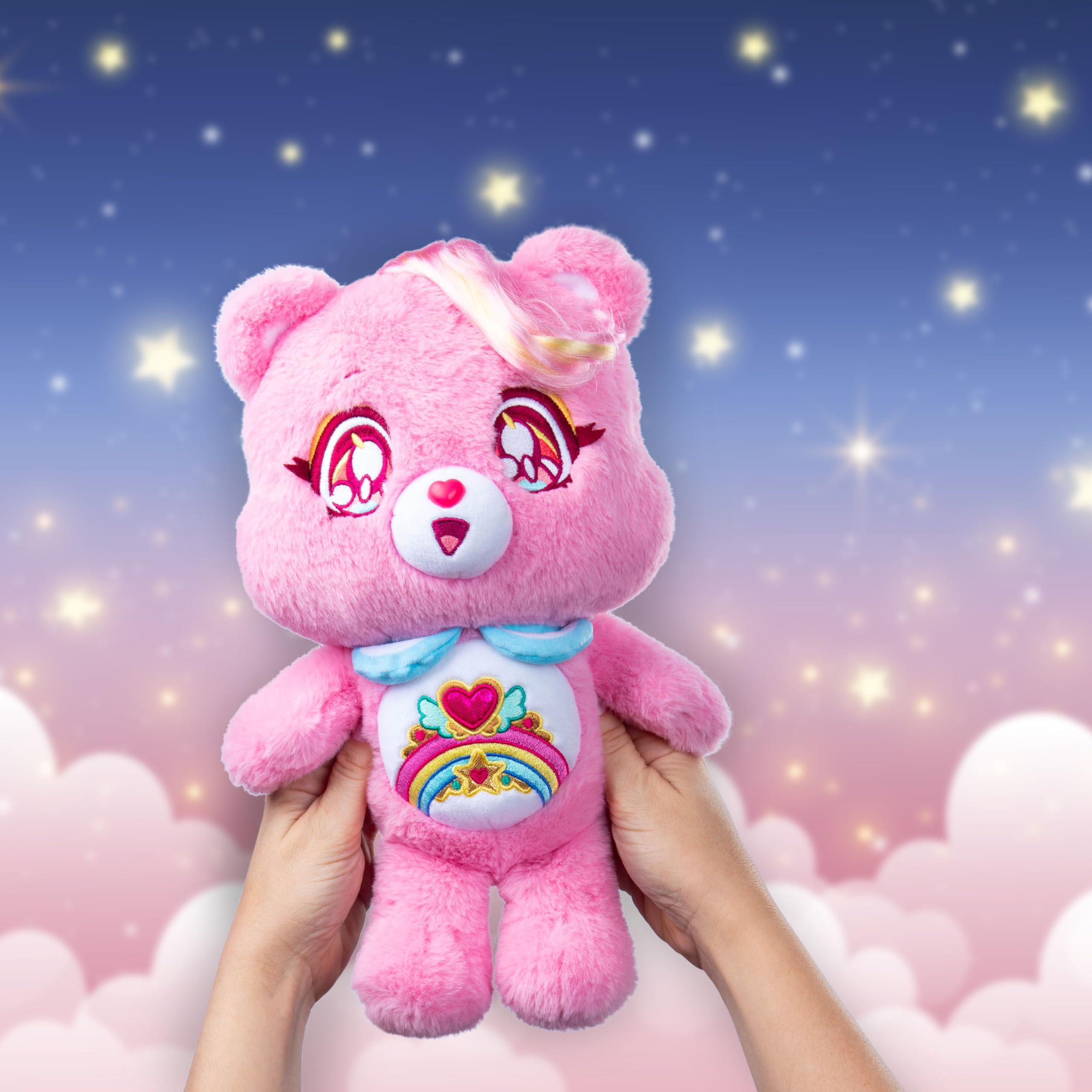Basic Fun Care Bears 35 cm Kindness Keepers pluszowy miś – Cheer Bear, przyjazna dla środowiska, miękka zabawka z uroczym wyrazem twarzy i odznaką na brzuchu, uroczo kolekcjonerski plusz dla dzieci i