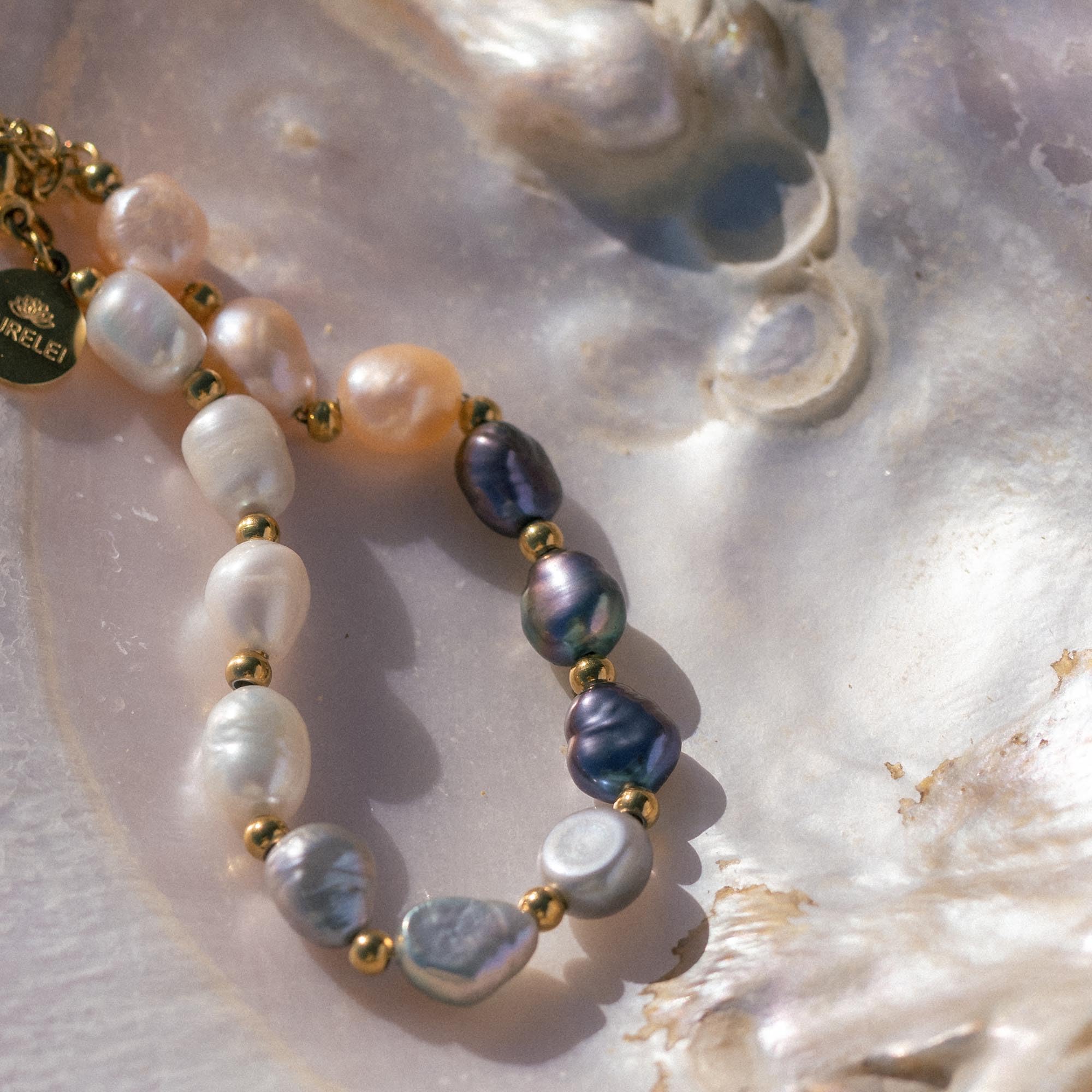 Purelei Pearly Damen Armband – verstellbares Armband mit echten Keshi-Süßwasserperlen in Weiß, Grau, Schwarz & Rosé – Edelstahl 18K vergoldet, rosévergoldet oder silber