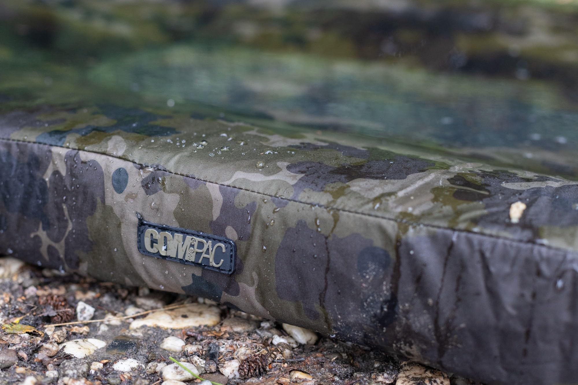 Korda Compac Flat Mat 120x75x8cm Dark Kamo, Karpfen Abhakmatte mit Hochdichtem Schaum, Wasserabweisend, Fischfreundliches Material, inkl. Tragebeutel und Erdungsschlaufen