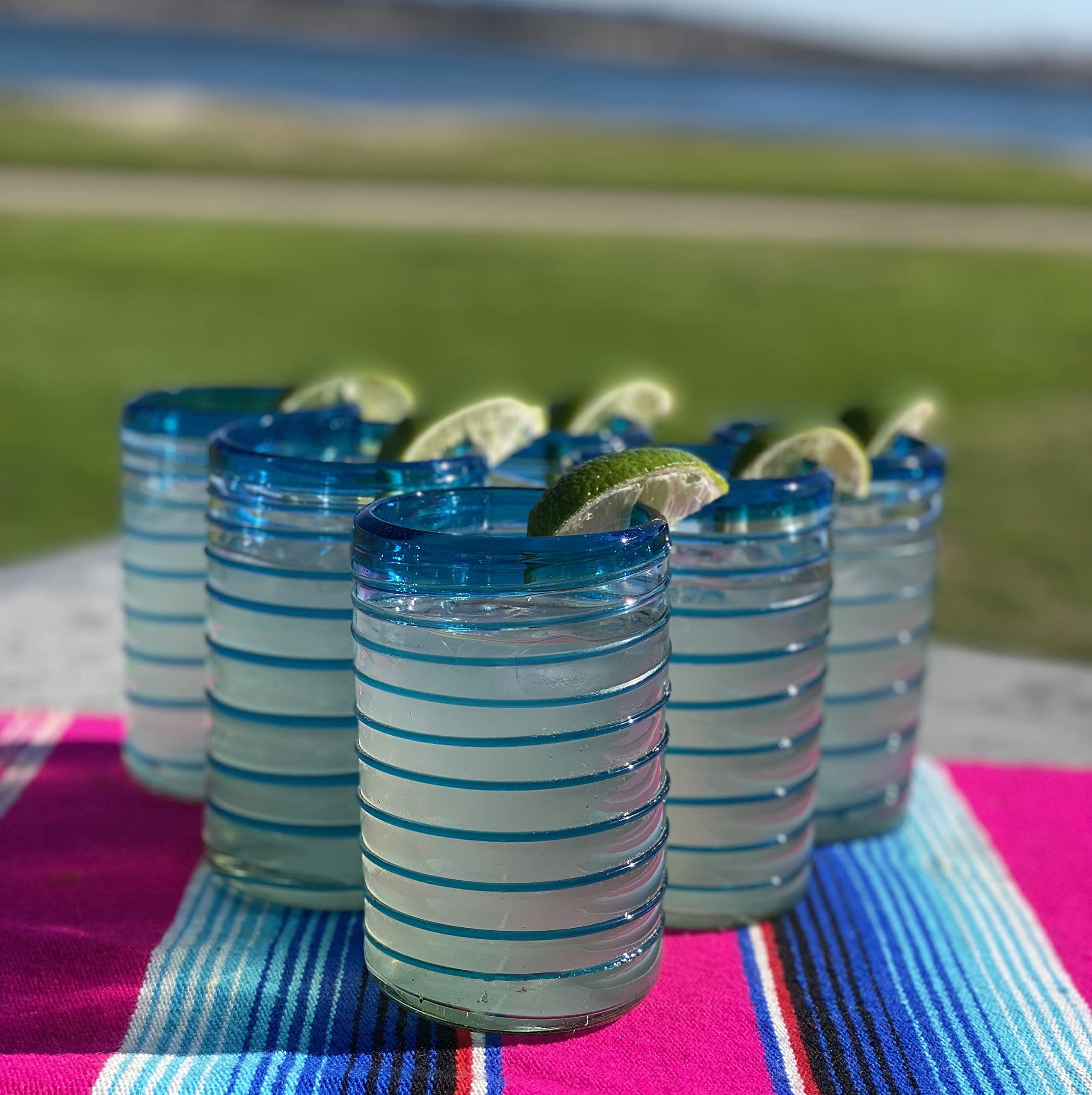 Dos Sueños Mundgeblasene mexikanische Trinkgläser – Set mit 6 Gläsern mit einem Aqua-Spiral-Design (je 400 ml)
