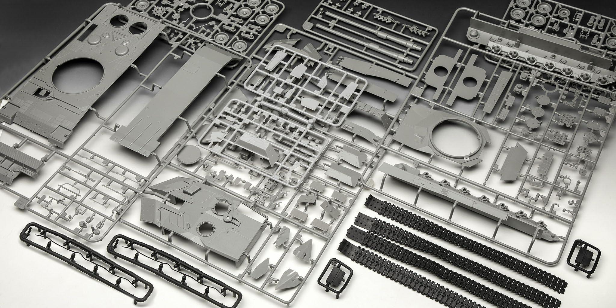 Revell Zestaw upominkowy 05631 Leopard 2 A6A2 ekskluzywna edycja 70 lat Bundeswehry w skali 1:35 niezbudowane plastikowe modele z akcesoriami