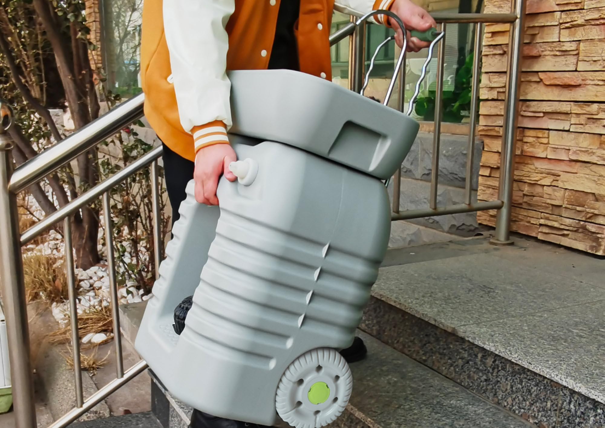 Stagecaptain PSW-45 Quixie Portables Festival Camping-Waschbecken - Mechanische Fußpumpe - Wassertank mit 45 Liter - Höhenverstellbares Spülbecken inklusive Spender für Flüssigseife - hellgrau