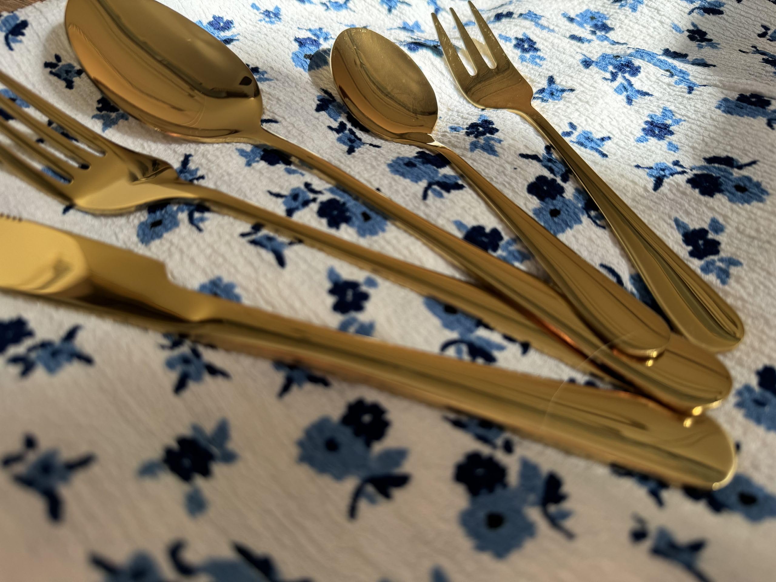Modernes Besteck Set 30-teilig für 6 Personen Messer Gabel Löffel Teelöffel Kuchengabel Edelstahl Gold Fusilli