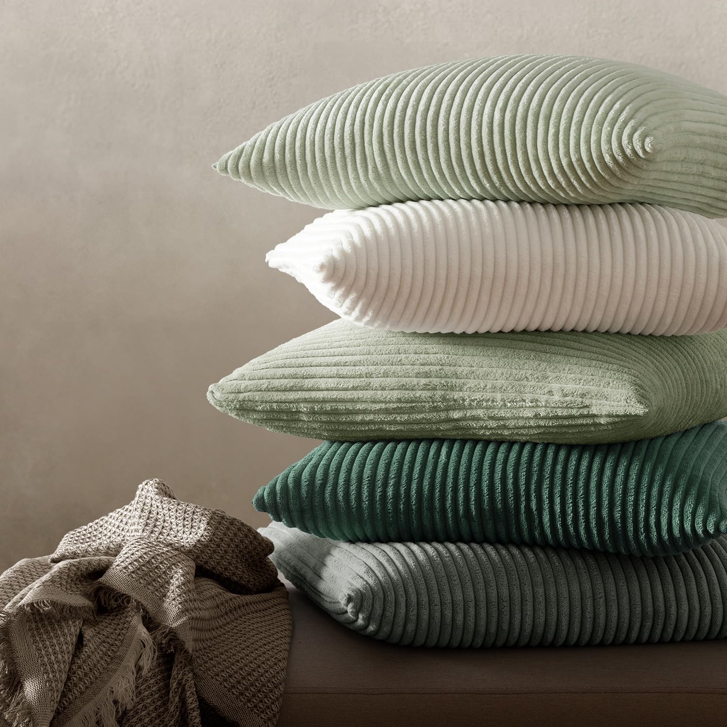 Miulee Set van 4 corduroy kussenhoezen, zachte decoratieve vierkante kussenhoezen voor de lente, gestreepte corduroy kussenhoezen, set van vier voor woondecoratie, bank 50 cm x 50 cm, donkergrijs Miulee Set van 4 corduroy kussenhoezen, zachte decoratieve vierkante kussenhoezen voor de lente, gestreepte corduroy kussenhoezen, set van vier voor woondecoratie, bank 50 cm x 50 cm, donkergrijs