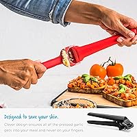 Vista 8 de Dreamfarm Garject Lite 2 en 1 pelador de ajos, prensa de ajo y picadora con expulsor de cáscara de ajo, nailon, color rojo