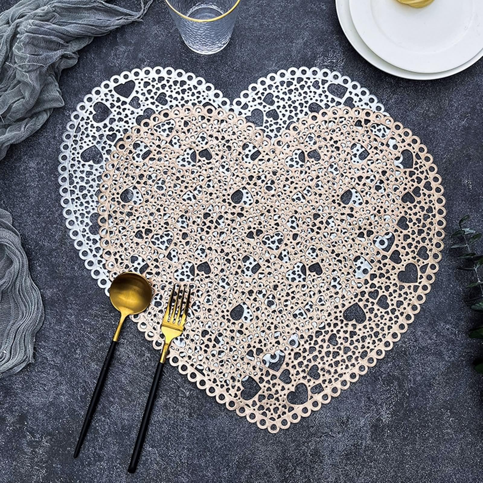 Platzset Elegant 6er Set, Platzsets Esstisch 38x38cm Hohles Herzmuster PVC Gold für Küche Restaurant Speisetisch