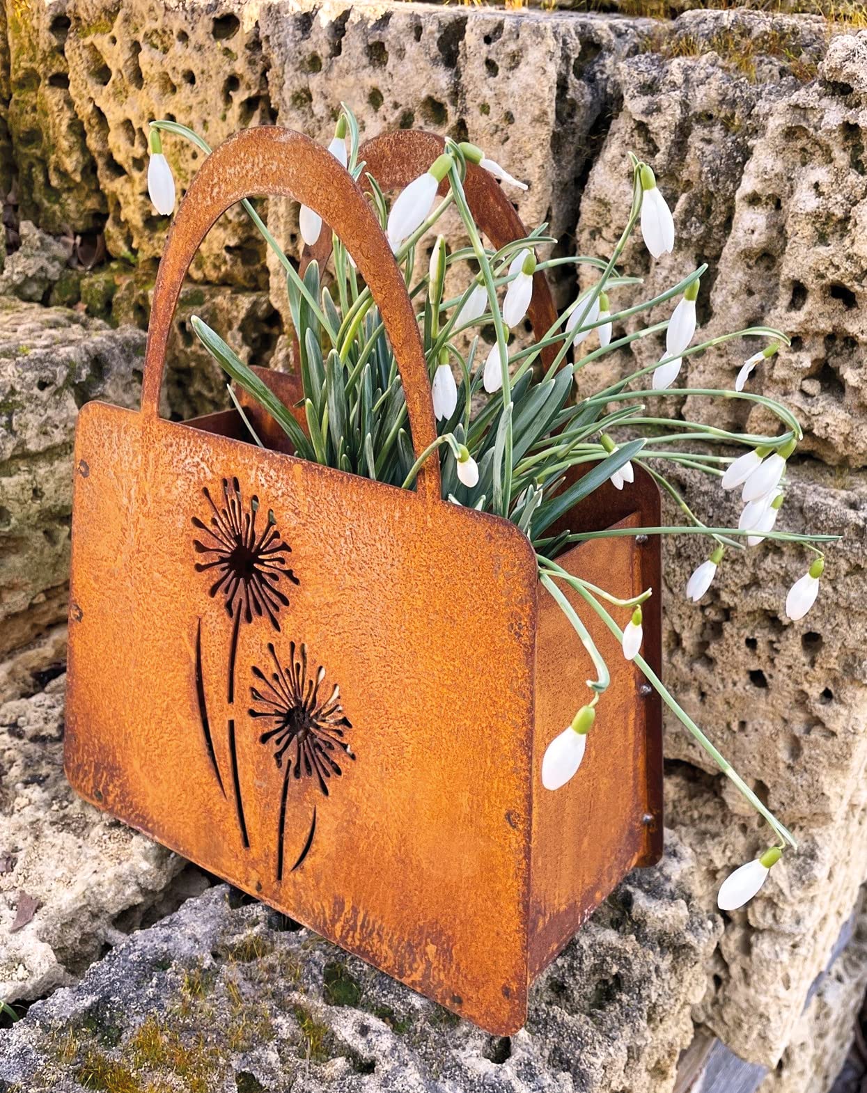 STEINFIGURENWELT GIEBEN Edelrost Handtasche mit 2 Blumen 27x32cm Tasche zum Bepflanzen Rost Pflanztasche Allium Pusteblume Blumentopf Windlicht Edelrost Gartendeko