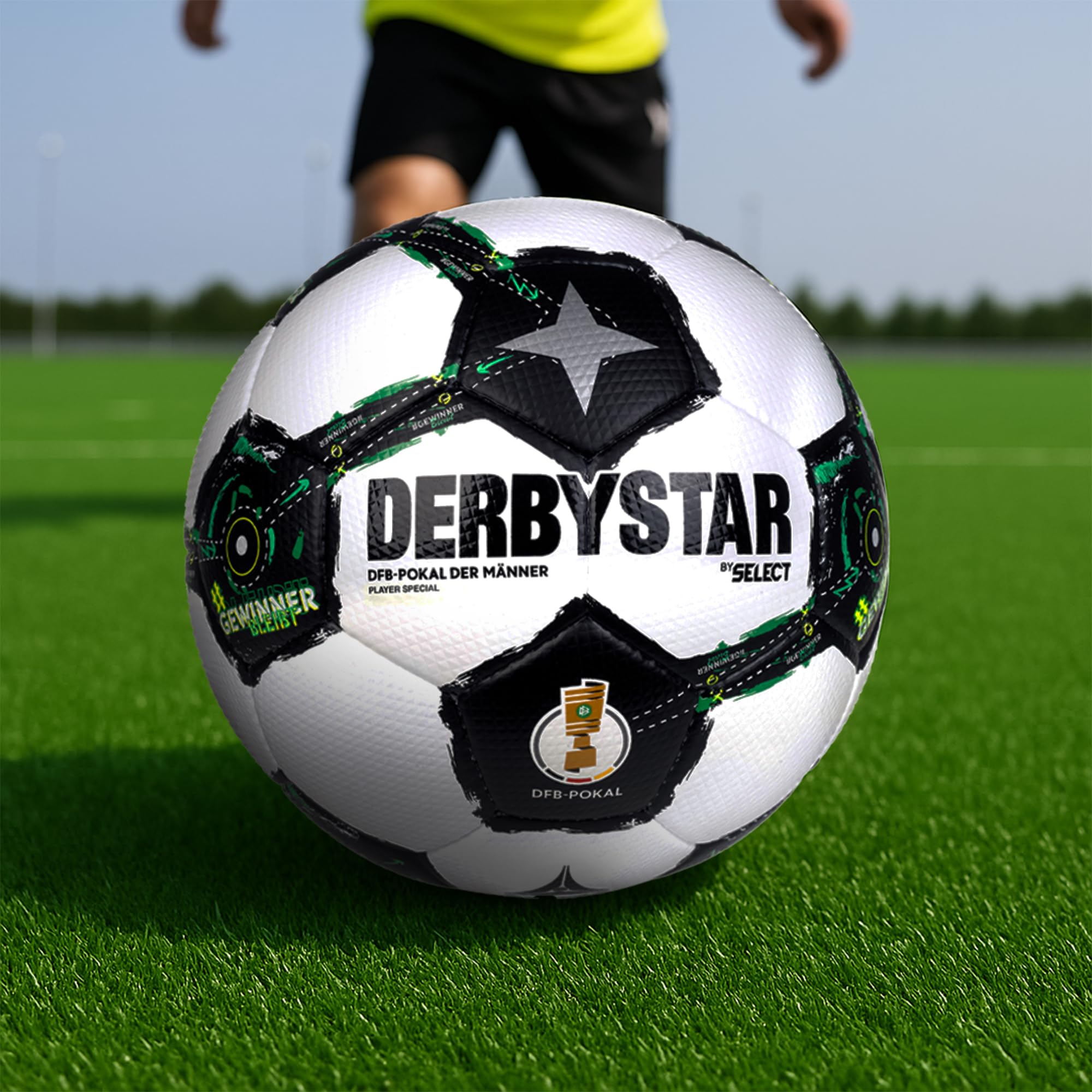Derbystar Fußball DFB Pokal Player Special - Trainingsball Gr. 5 | Offizieller Lizenzball, 410g Gewicht, PU-Oberfläche mit Diamantstruktur, SR-Blase für Formstabilität, Schwarz-Weiß