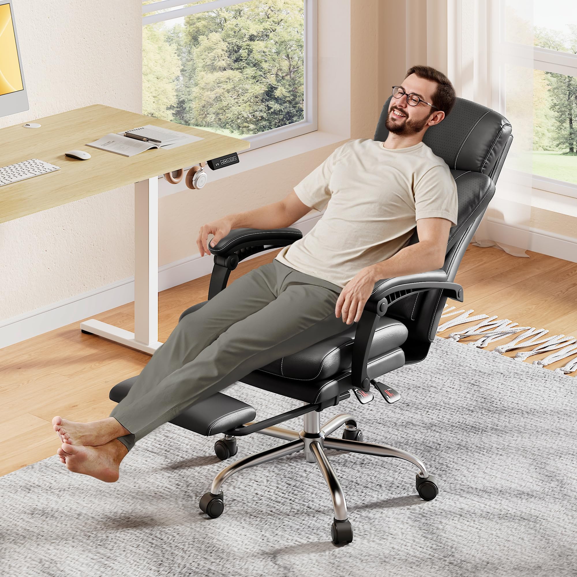 DEVAISE Chefsesse PU Leder, Bürostuhl Ergonomisch mit Fußstütze und Lendenwirbelstütze, Wippfunktion und Winkelverriegelung, Hohe Rückenlehne, Höhenverstellbar, Liegestuhl für Büro, Schwarz, Bis 200kg