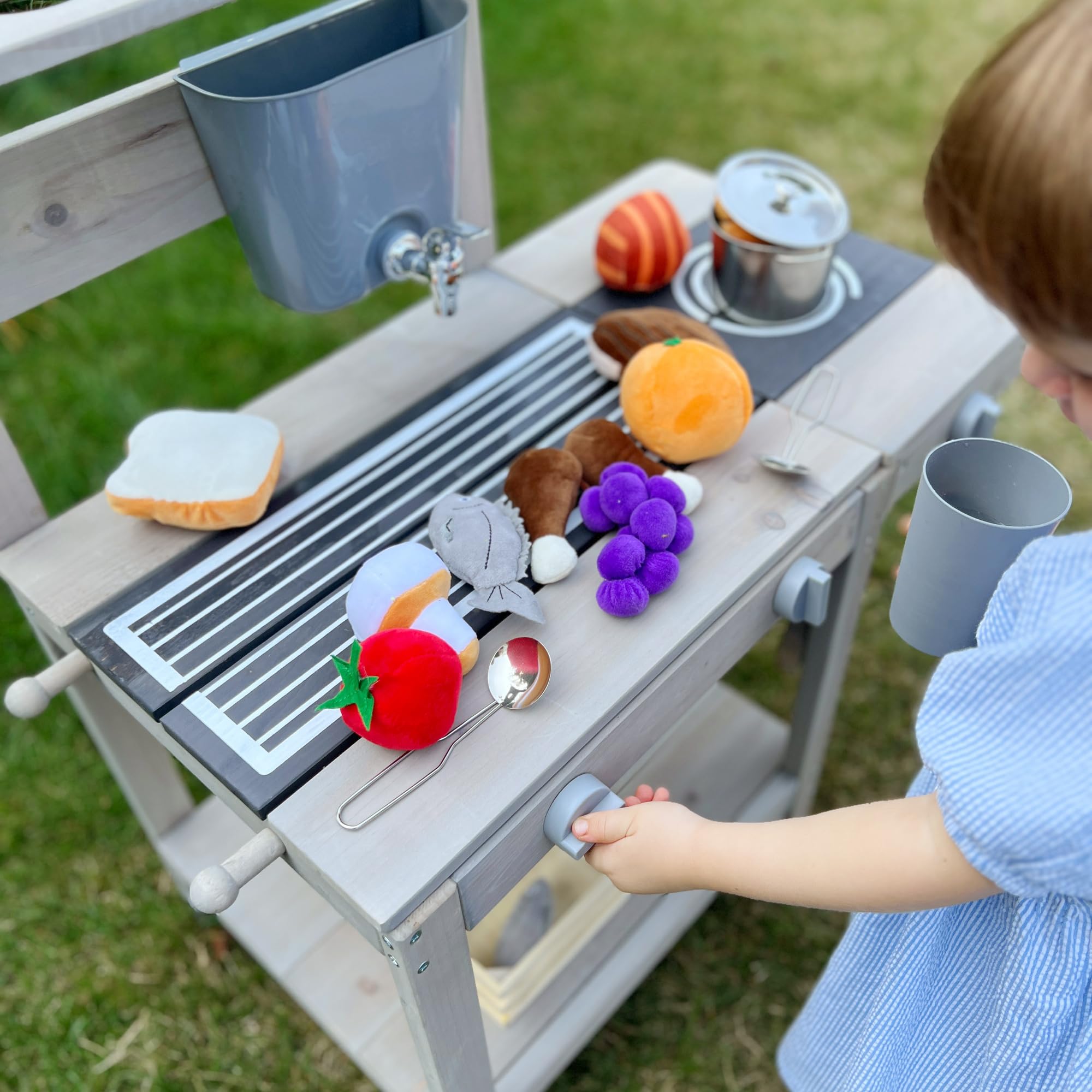 roba Cuisine Extérieure Compacte pour Enfants en Bois Massif - avec Gril, Évier en Plastique, Réservoir à Eau et Accessoires - Idéale de 18 Mois à 8 Ans - Gris Clair