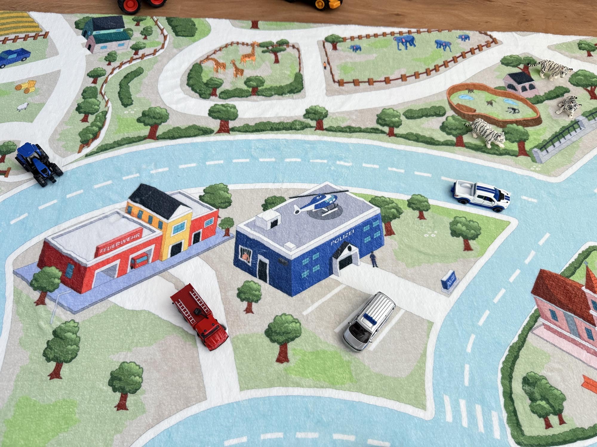 Dywan do zabawy "Fluffy Town" – dywan dziecięcy 200 x 140 cm, przytulne runo, antypoślizgowy spód, idealny do samochodów zabawkowych i figurek