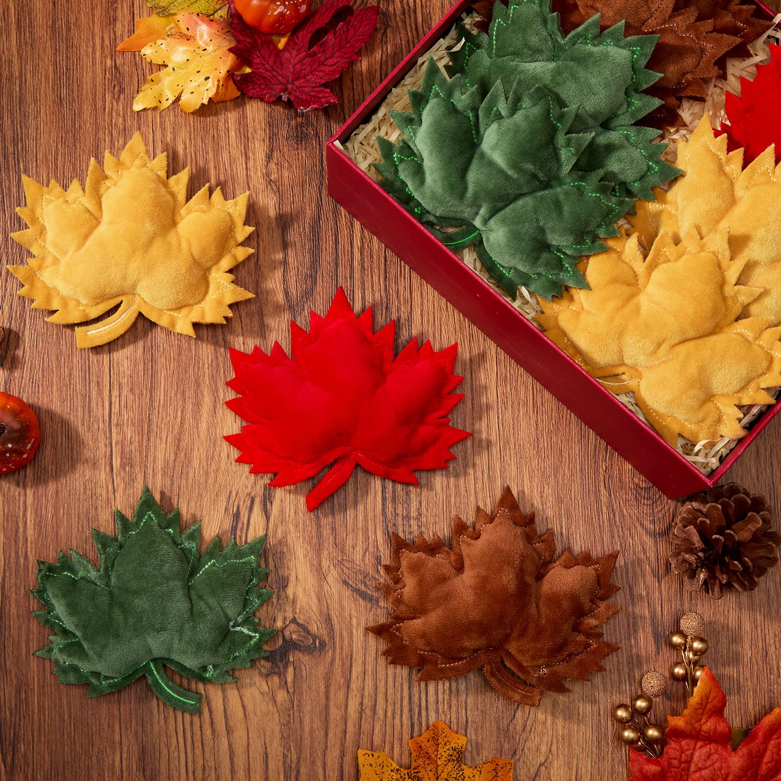 Civaner Lot de 48 jouets en peluche pour chiens en forme de feuilles d'érable - Jouets couineurs en peluche pour animaux de compagnie de petite, moyenne et grande taille - Automne - Décoration de fête