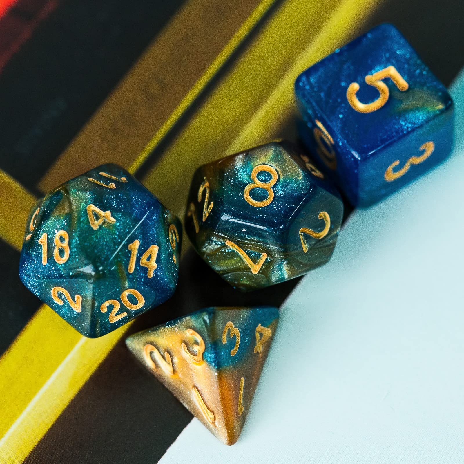 Lot de 7 dés DND polyédriques avec sac à dés en cuir, jeu de dés D&D pour Donjons et Dragons, jeux de table (bleu/jaune/pailleté)