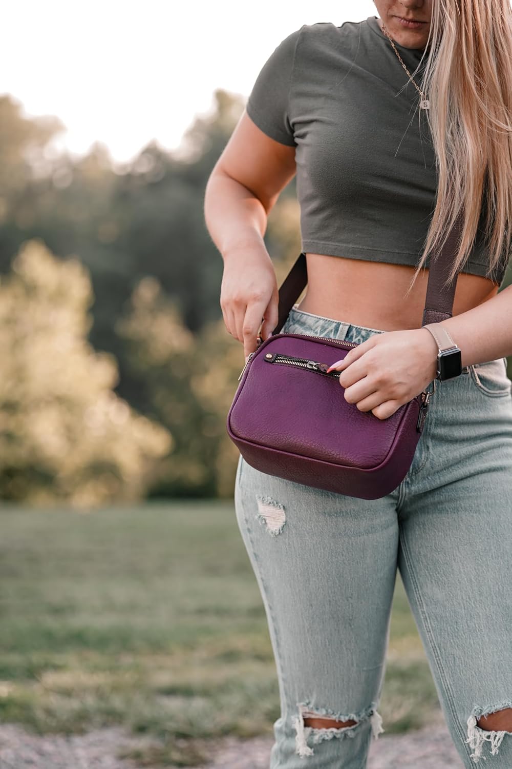 JESSIE & JAMES Small Concealed Carry Camera Crossbody Purse with Wide Shoulder Strap - Image 2