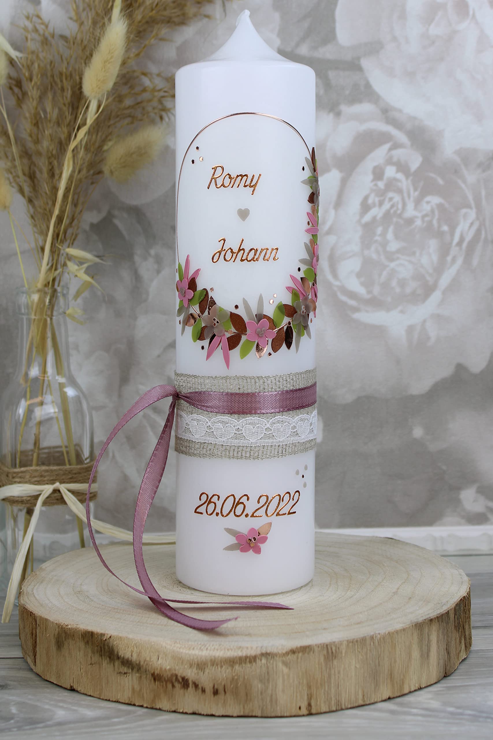 Hochzeitskerze Romy und Johann mit Namen und Datum, individuell, handverziert 1545