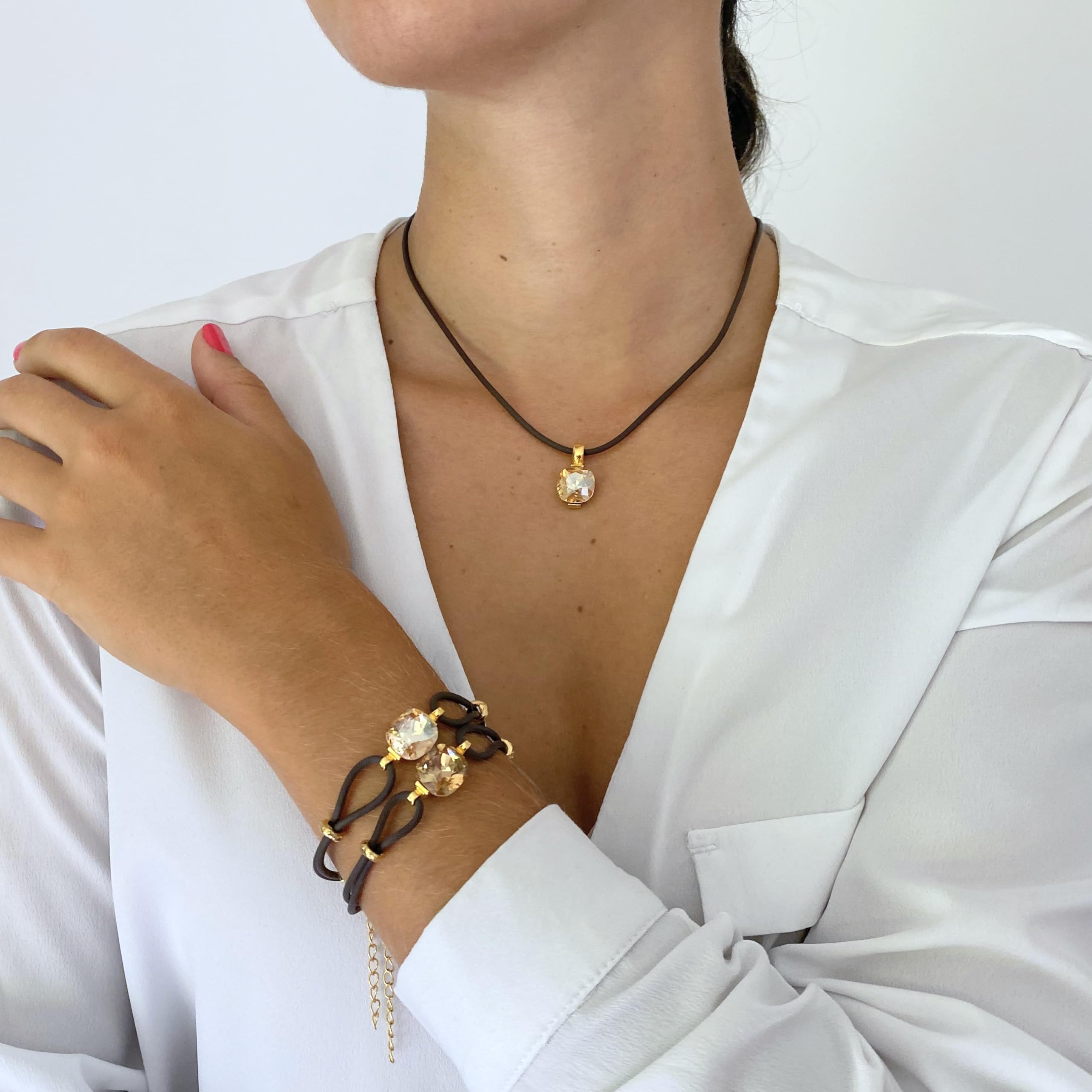 Pulsera de Caucho Marrón y Cristal de, Base Dorada Chapada en Oro 18k, Tamaño Ajustable del 16 a 20cms, Diseño Exclusivo, Regalo para Mujer, Color Champán