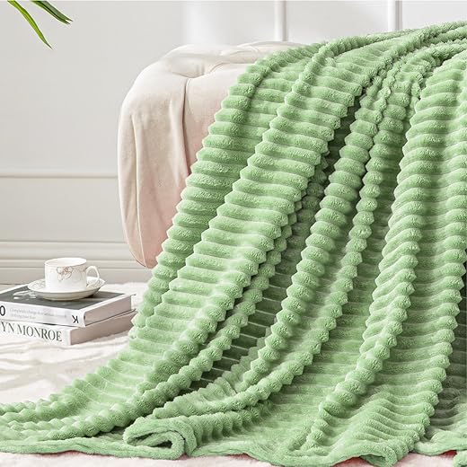 Cozy BEDELITE Fleece Throw Blanket in Sage Green