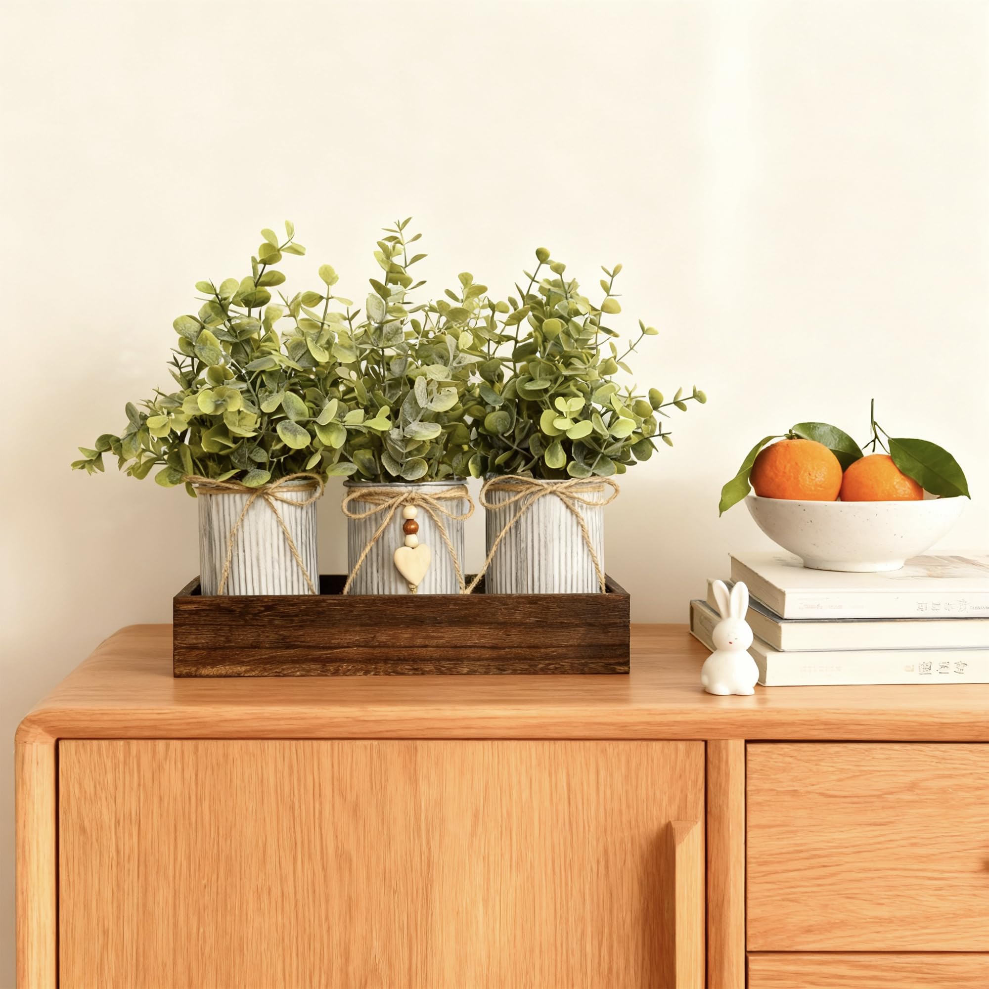 Centrotavola decorativo con fiori artificiali, composizione tavolo eucalipto con 3 vasi in metallo rustico e vassoio in legno per la casa di fattoria