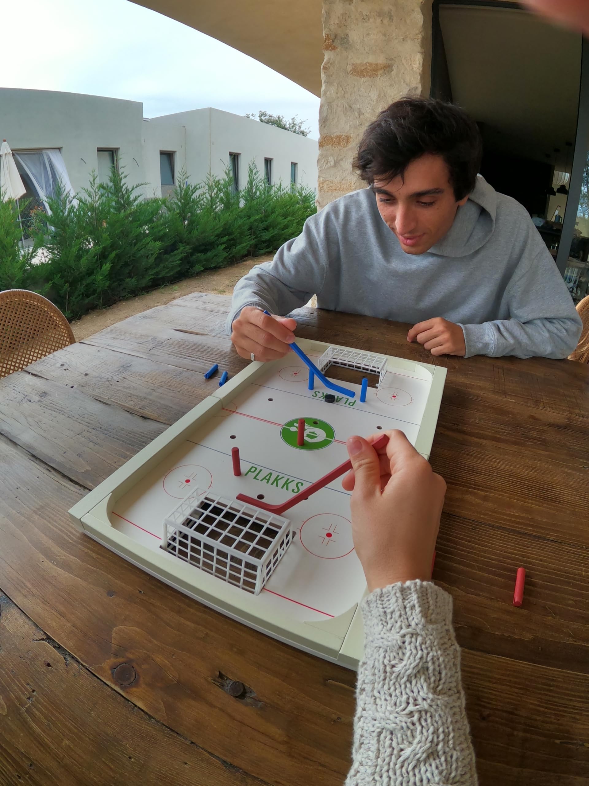 PLAKKS Hockey Juego de Mesa de Madera de 5 a 99 Años 2 a 4 Jugadores Habilidad y Estrategia
