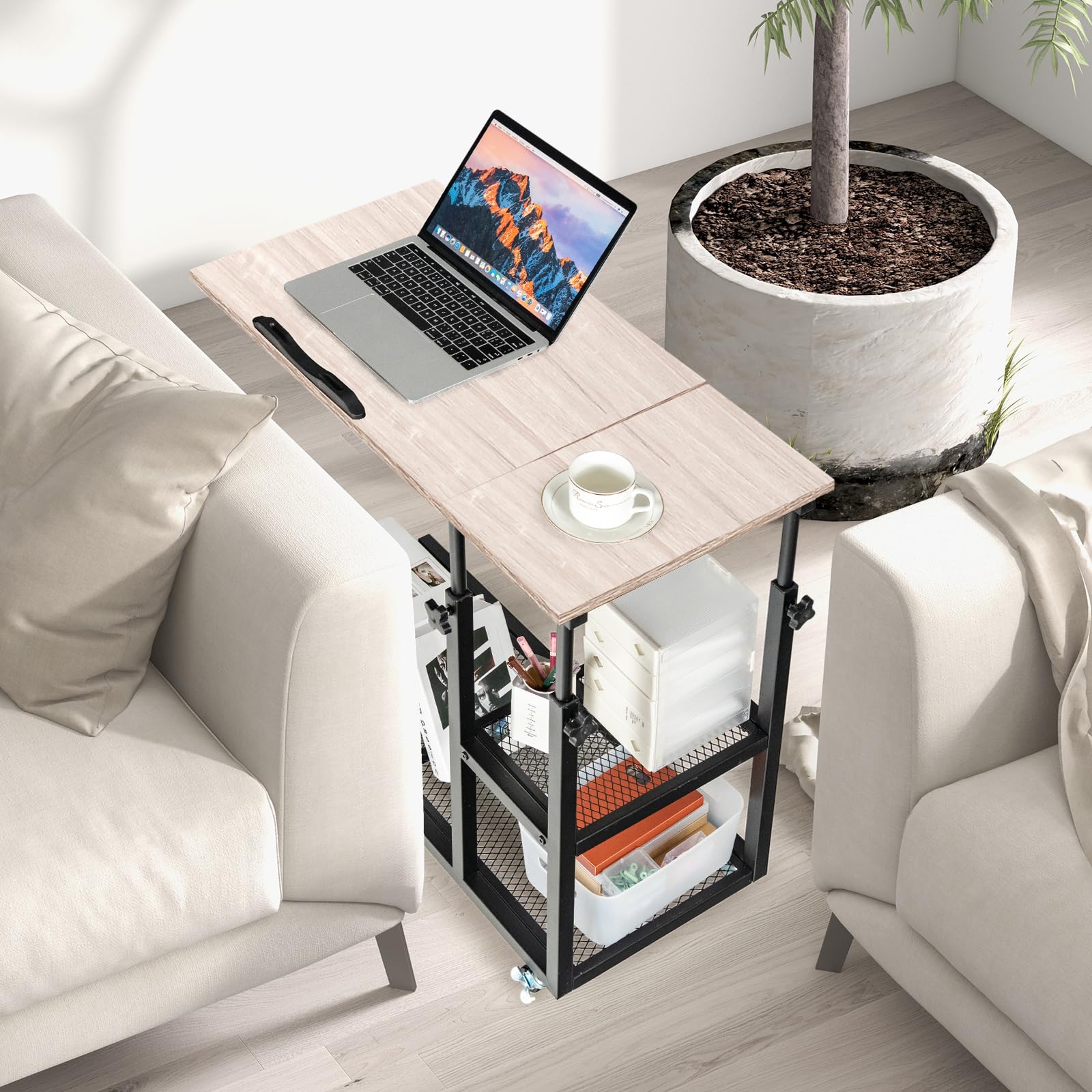 GIANTEX Mesa con Forma de C y Ruedas, Mesita de Sofá con 5 Alturas Regulables y Repisa, Móvil Industrial con Superficie Inclinable para Salón Dormitorio (Natural)