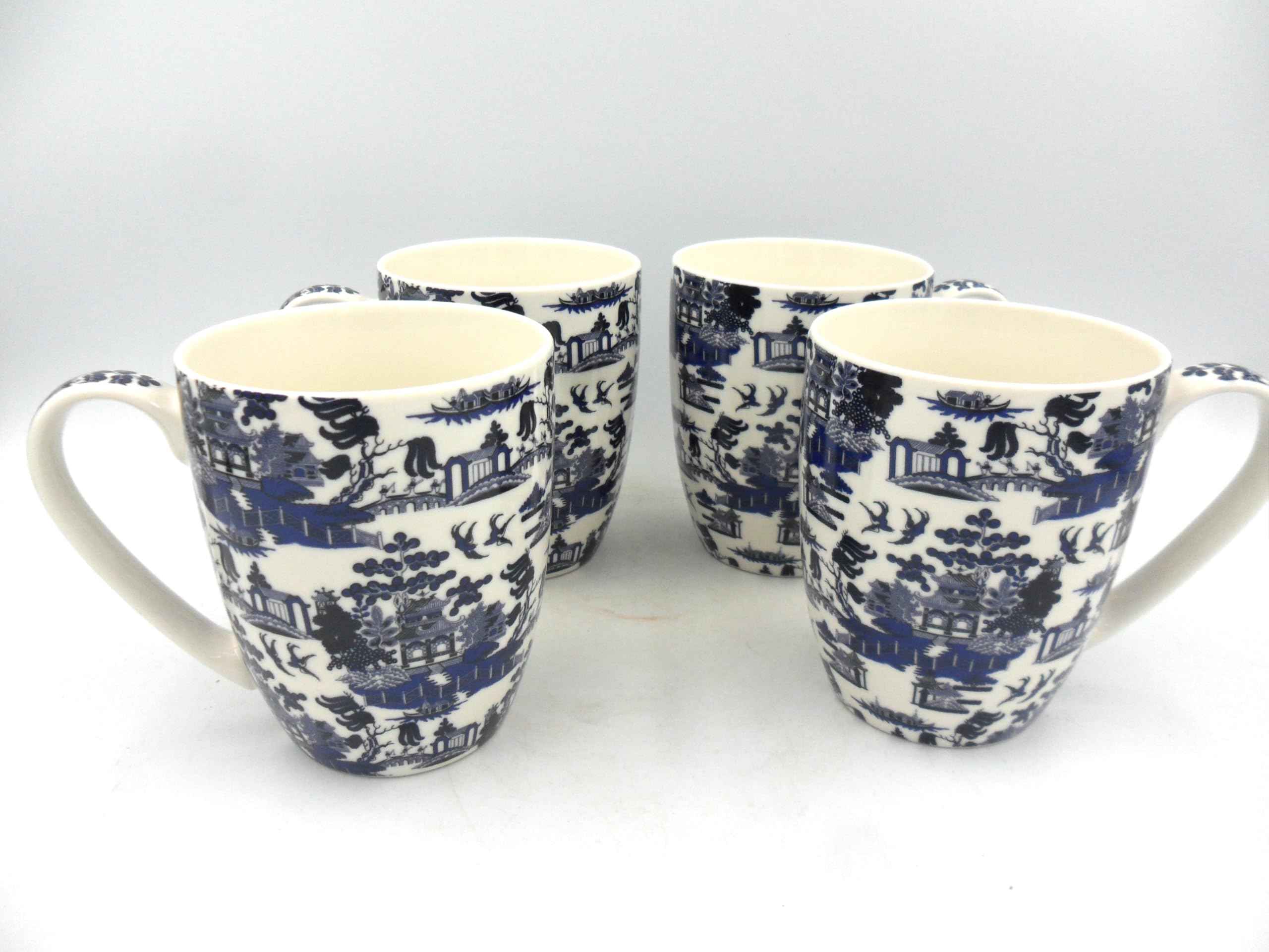 Heron Cross Pottery "Abbeydale Collection" Multi Set Of 4 Aspen China Mugs In Blue Willow Pattern Design