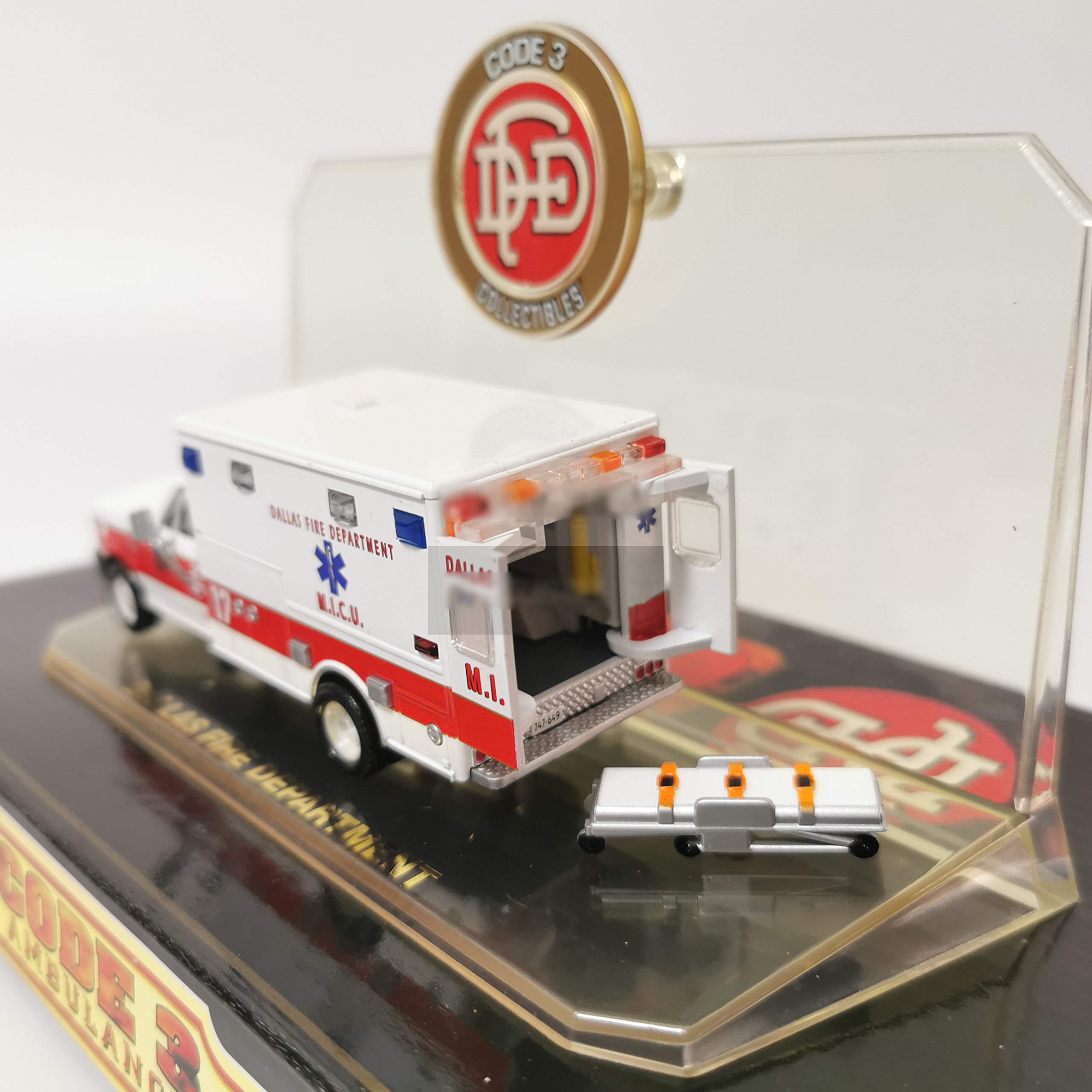 ACE HOBBY CODE 3 USA DALLAS FIRE DEPARTMENT M.I.C.U. AMBULANCE