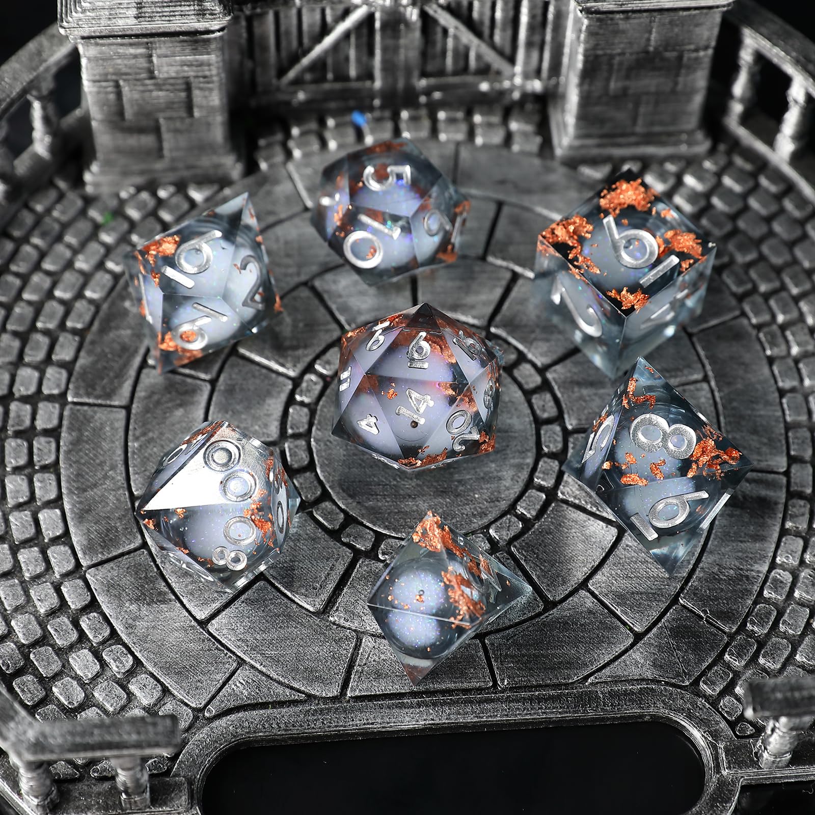 Liquid Core DND Würfel Set 7pcs, Treibsand Polyeder Kunstharz Würfel mit Scharfen Kanten für Dungeons und Dragons, RPG D20 D12 D10 D8 D6 D4 Würfel, Goldfolie Thematisch D&D Rollenspiel Würfel